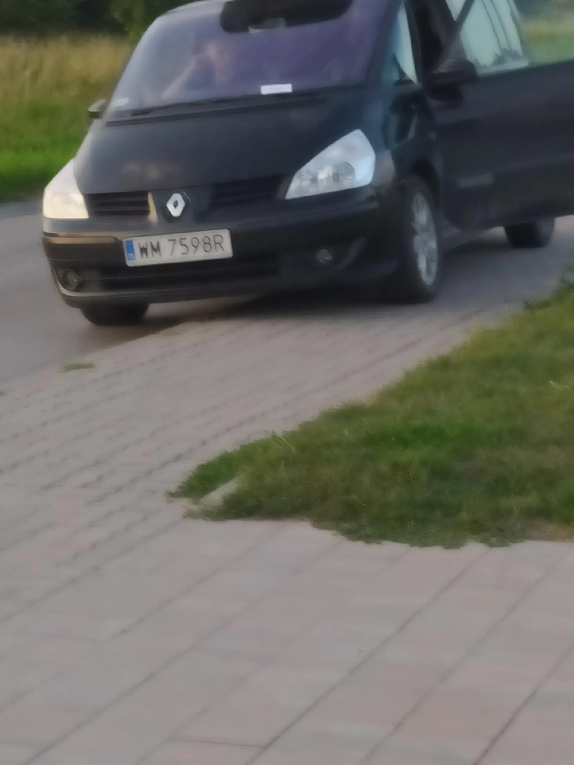 Parkuje sobie na środku chodnika bo 1.5 metra to tam nie było mogła chociaż drzwi zamknac