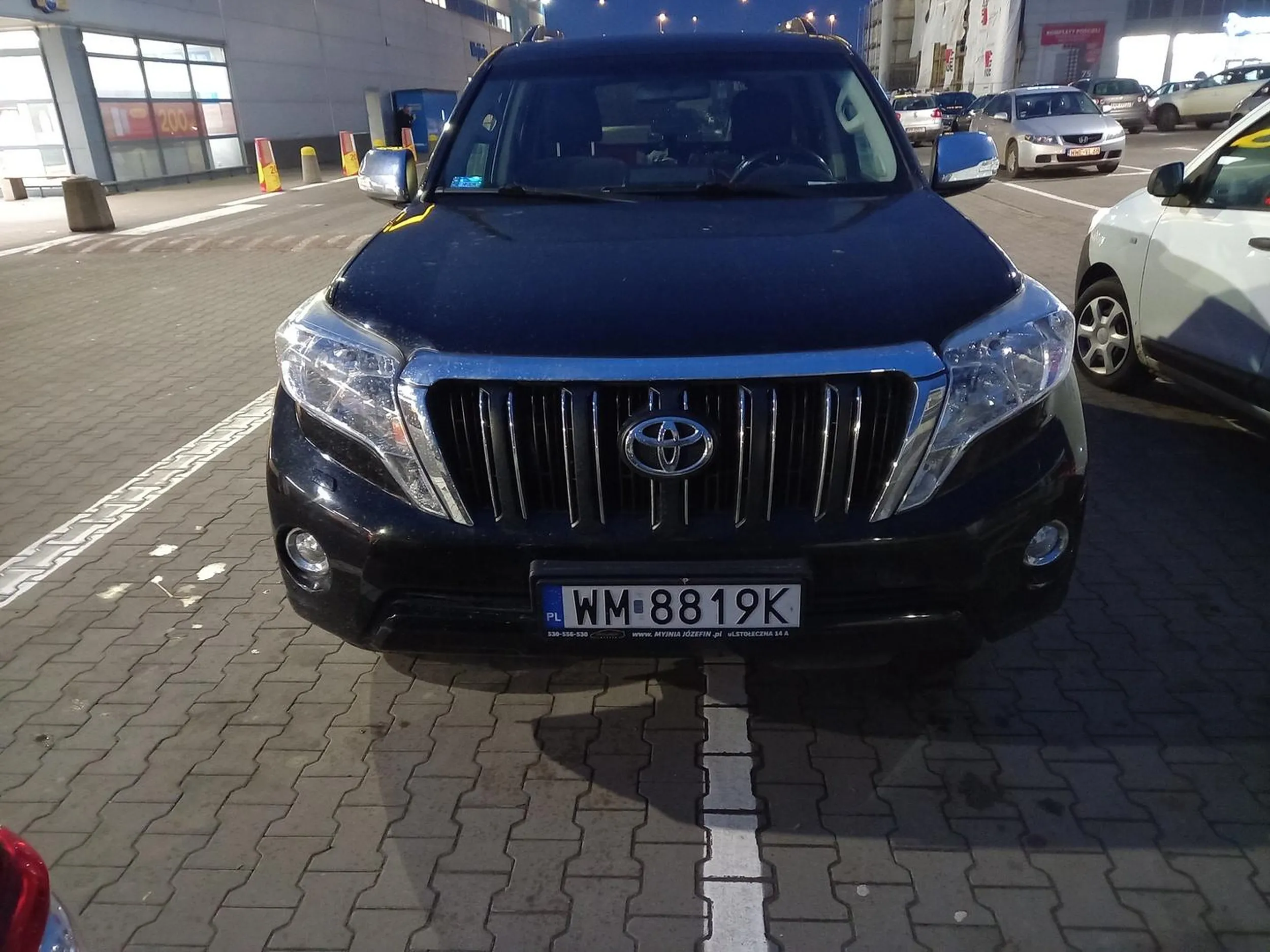 Drogi Boże dałeś kasę a rozumu nie... Mistrz parkowania... Nie pozdrawiam...