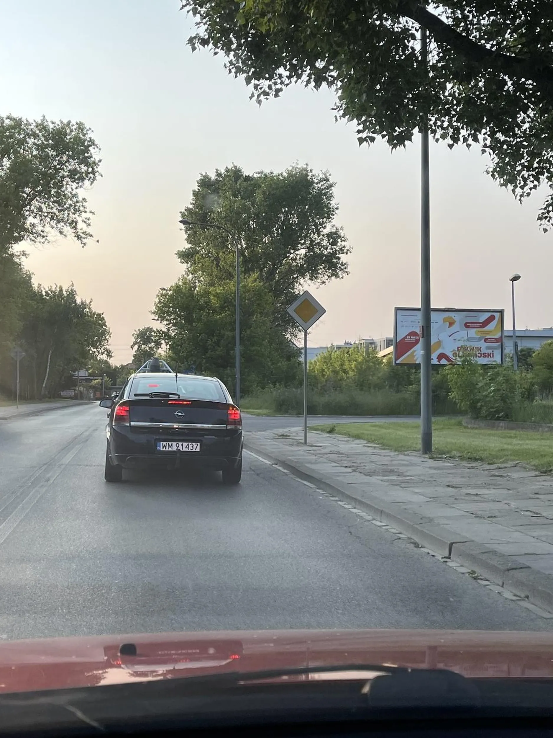 Z dużą prędkością wyprzedzał autobus w zatoczce, wbił mi sie przed samą maskę dosłownie na milimetry ryzykując potężny dzwon z autobusem. Po czym jak nigdy nic skręcił na stacje. A tak mu sie spieszyło.