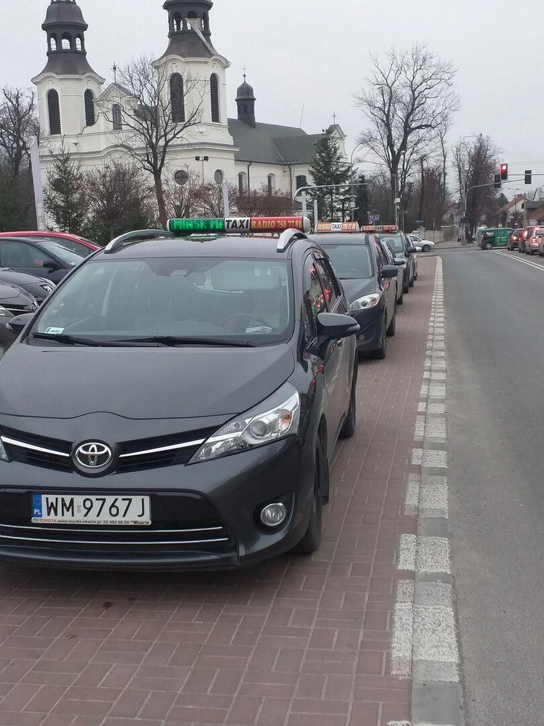 taksówkarz a nie zna znaku ustąp pierwszeństwa. Wymusza pierwszeństwo