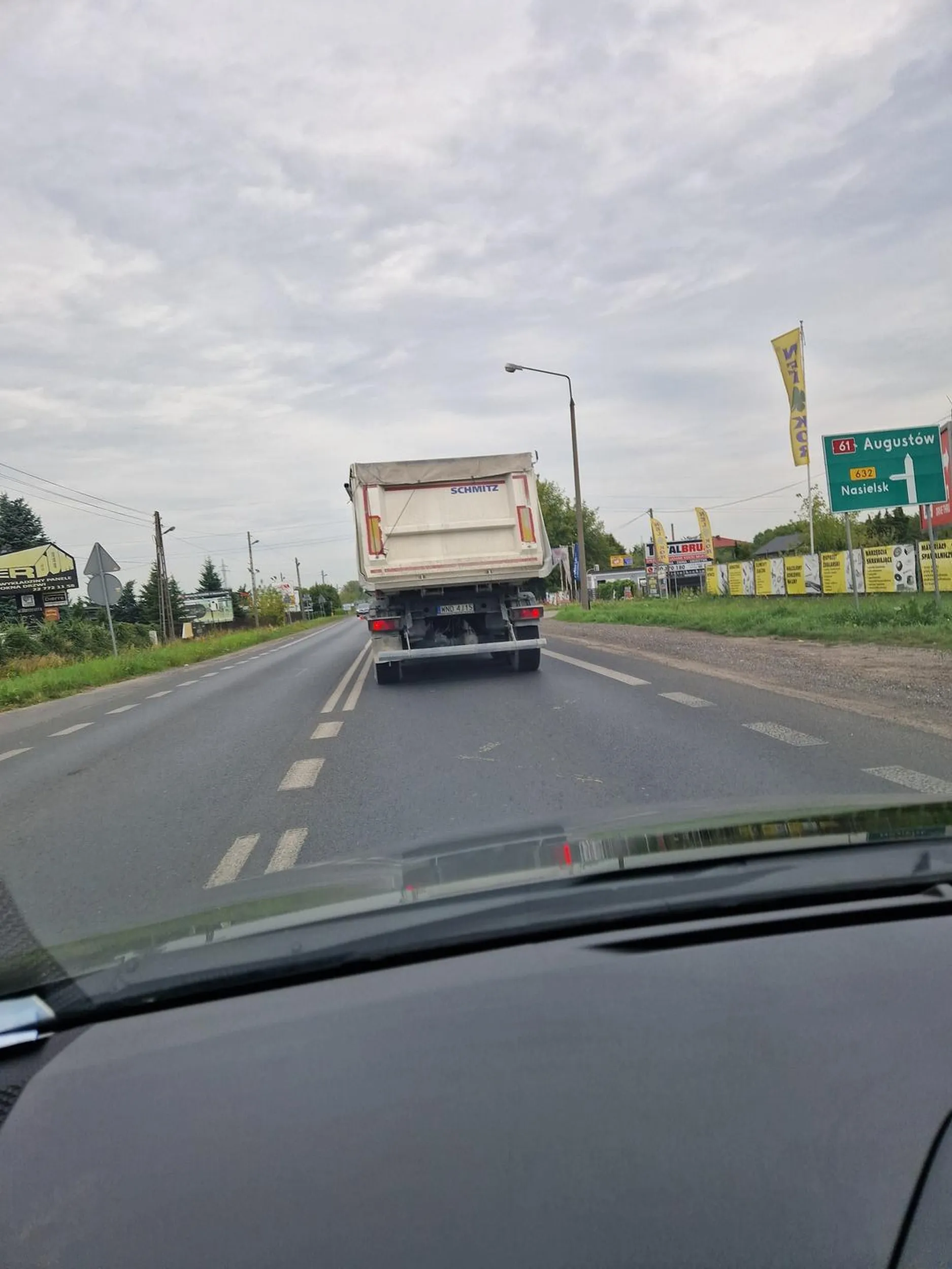 Ten KUTAS jadący samochodem ciężarowym chyba nie wie że jak kończy się pas dojazdowy to powinien pościć auto. Do tego zajeżdża drogę. Typowy robol kawał chama.