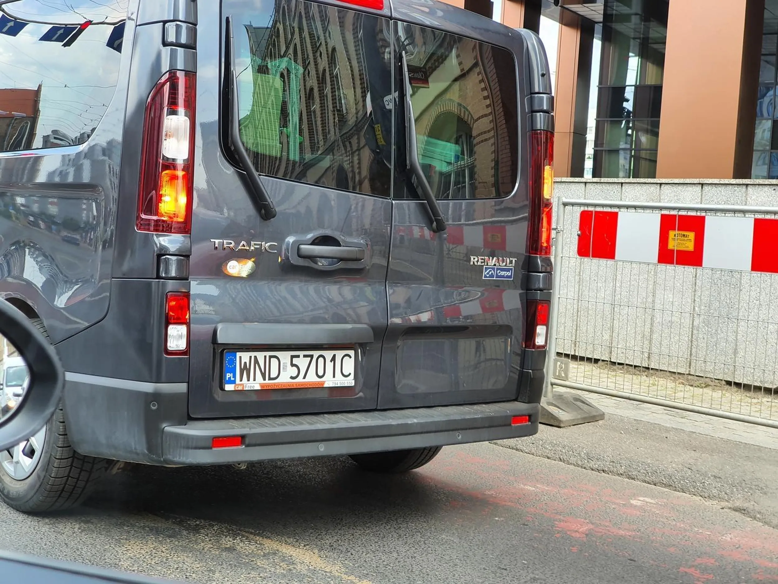 Agresynwy kretyn, nie znajacy przepisów, wymuszający pierwszeństwo, z wciśniętym klaksonem jeździ na czerwonym.