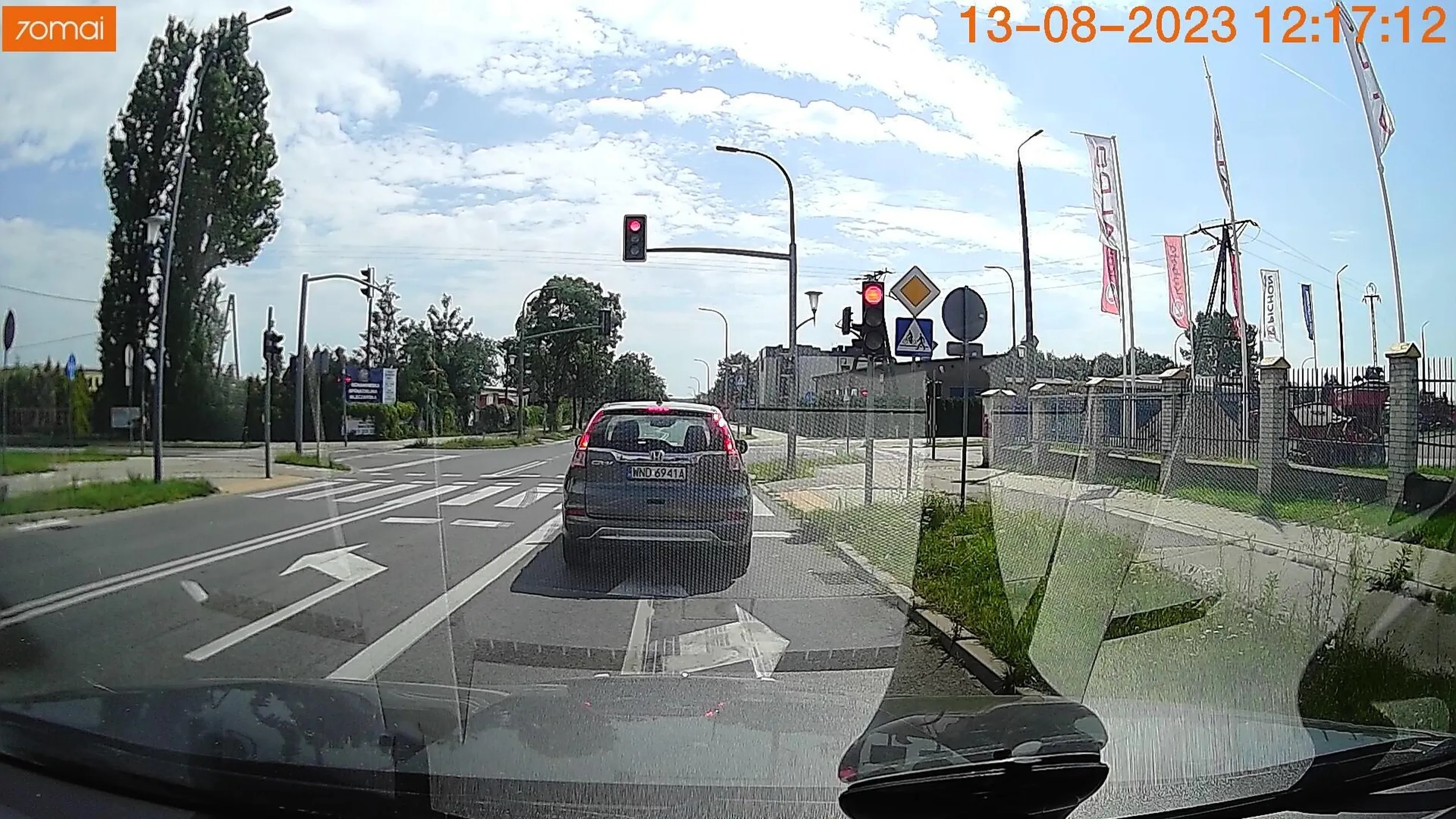 Kierowca chyba potrzebuje doszkolenia. Na każdych światłach wjeżdża w strefę pasów, a na skręcie zajmuje dwa pasy.