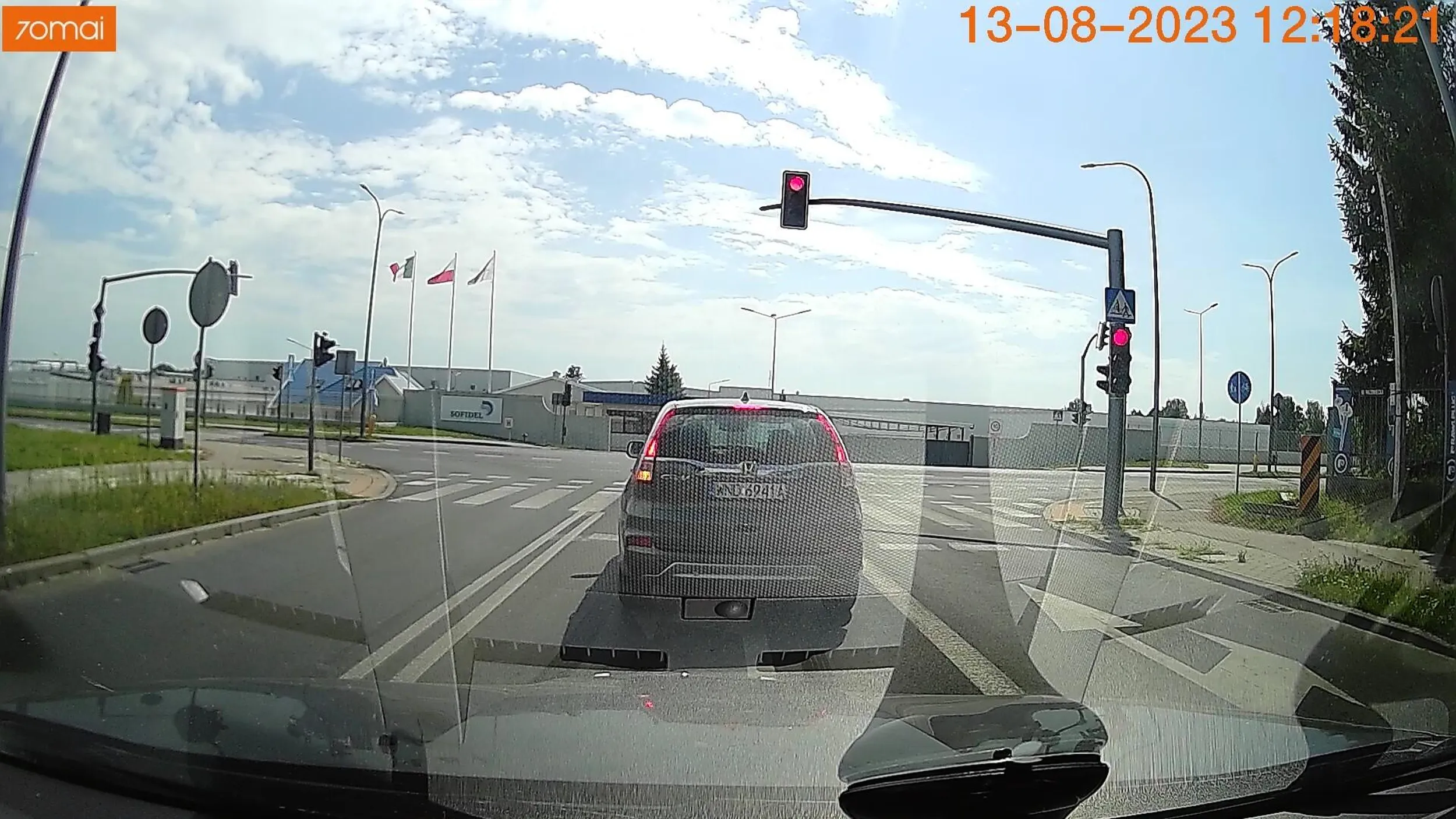 Kierowca chyba potrzebuje doszkolenia. Na każdych światłach wjeżdża w strefę pasów, a na skręcie zajmuje dwa pasy.