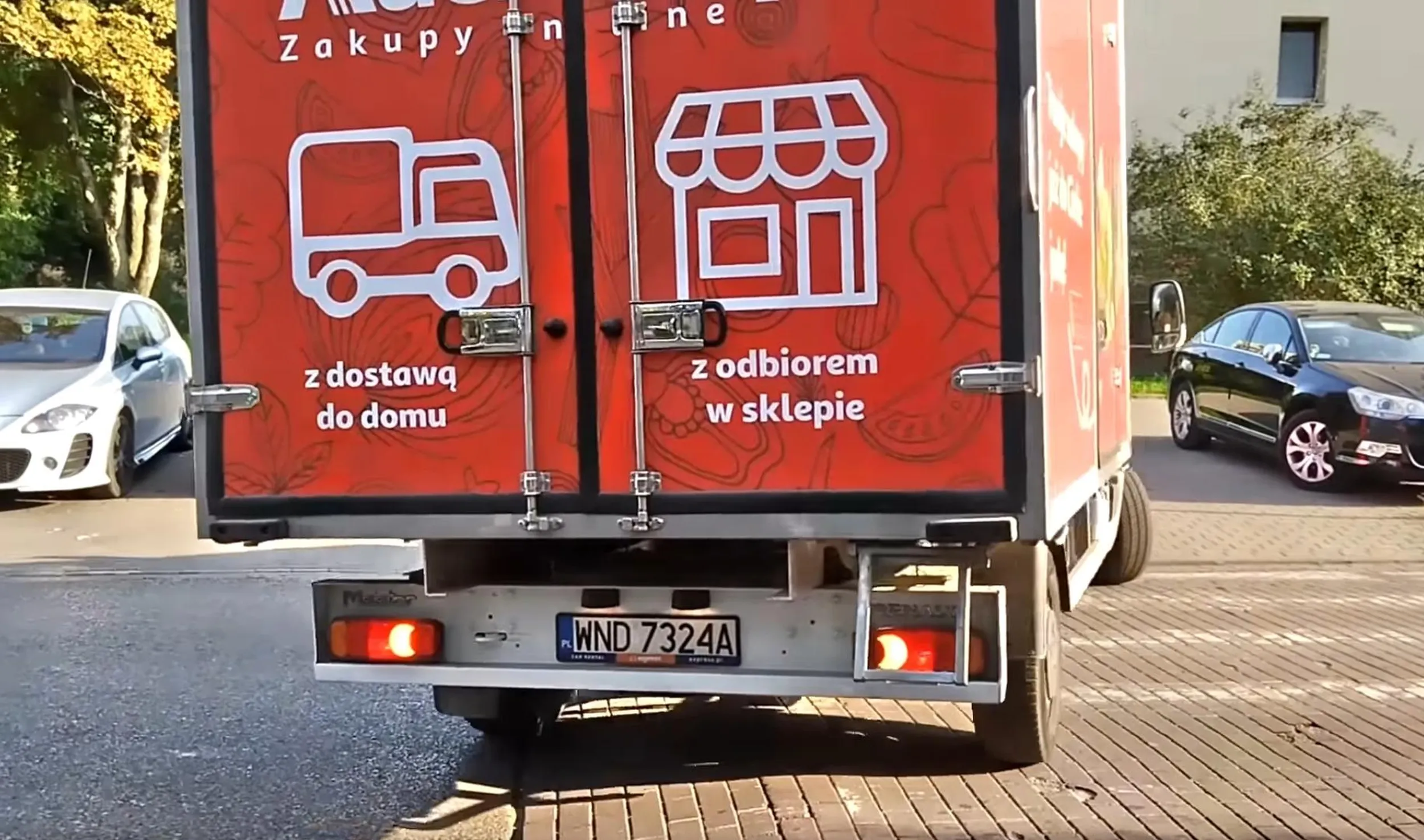 Wycofuje ogromnym dostawczakiem z zerową widocznością po przejściu dla pieszych, bo jego wypłata ważniejsza niż życie innych ludzi