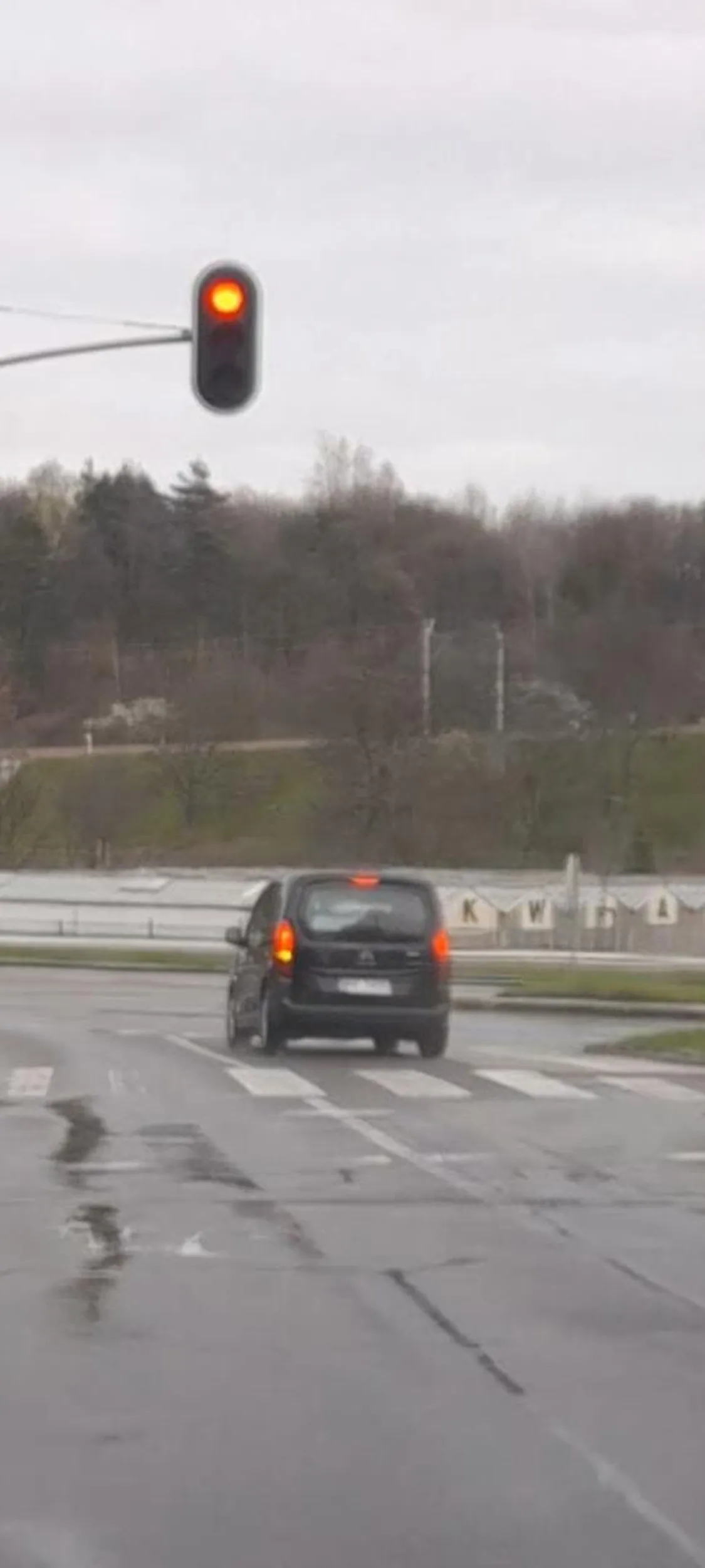 Zapierdala jak jebnieta nie patrzy na światła jeździ na czerwonym