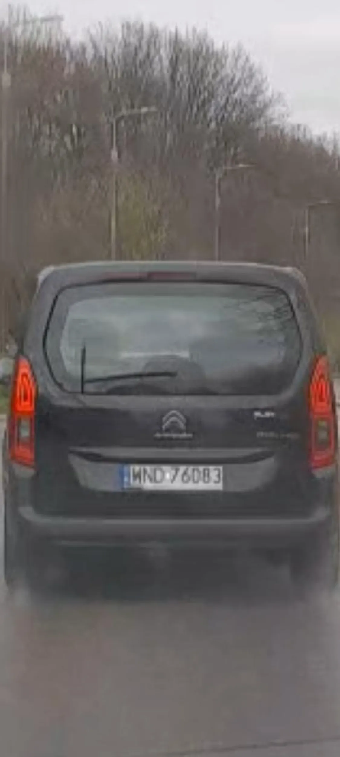 Zapierdala jak jebnieta nie patrzy na światła jeździ na czerwonym