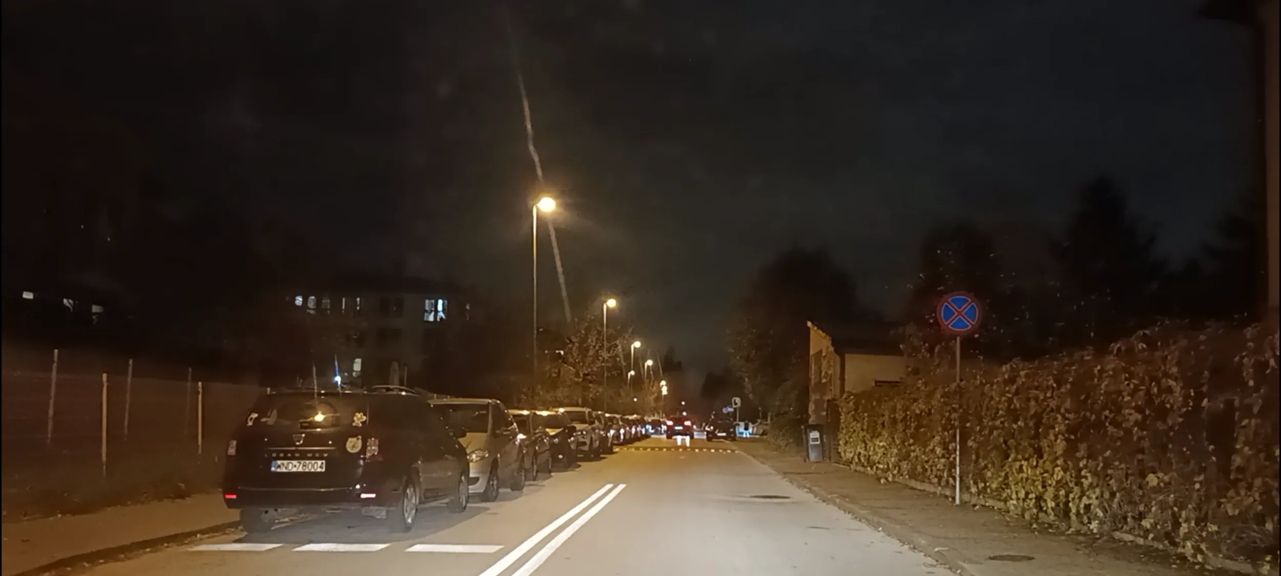 Znów parkuje przy przejściu dla pieszych i nie może doprowadzić do wypadku.