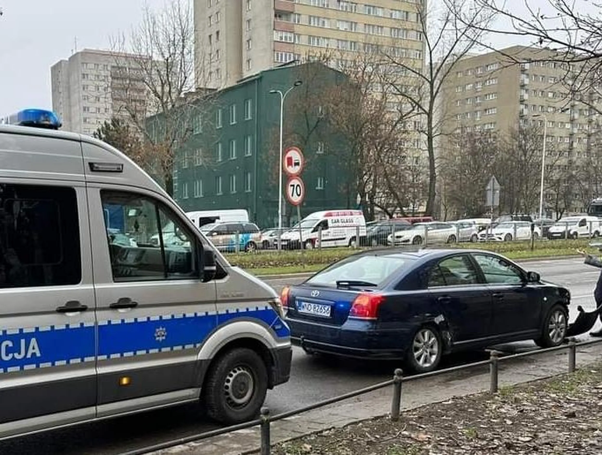 Wjazd na skrzyżowanie na czerwonym i doprowadzenie do wypadku z jeszcze dwoma autami