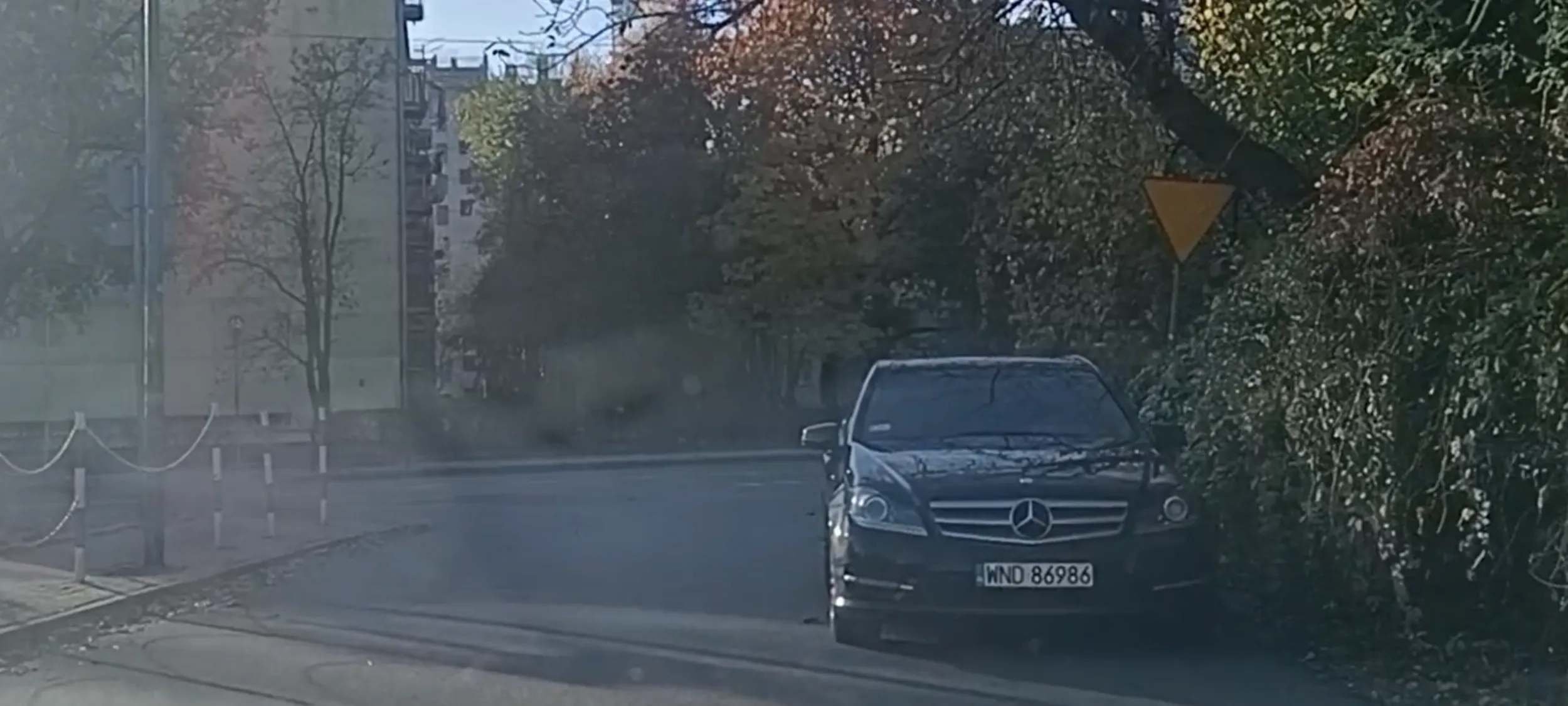 Zaparkowany w miejscu zakazu zatrzymywania się i postoju. Ma prawo w dupie bo głosował na Platformę Obywatelską . Qtas