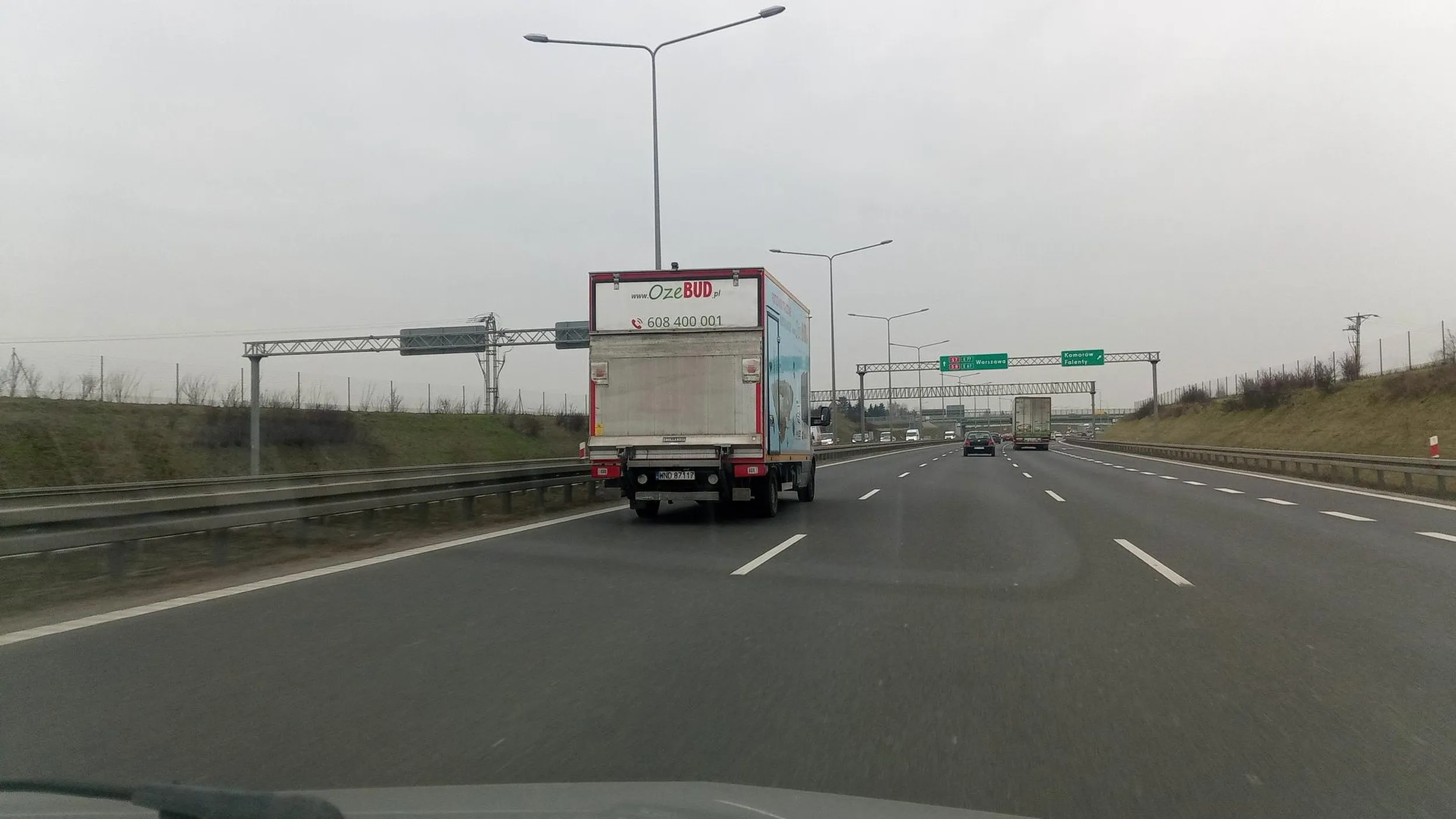 Dnia 27 Stycznia 2023 kierujący furgonetką stwarzał zagrożenie w ruchu drogowym na drodze ekspresowej S8 na odcinku z  Wolica do Warszawa. Poruszał się z nadmierną prędkością, nie stosował dystansu za poprzedzającymi pojazdami i w sposób bezczelny zmuszał pojazdy do zjechania z pasa poprzez błyskanie światłami drogowymi. Krótko ujmując, ham, prostak i egoista.