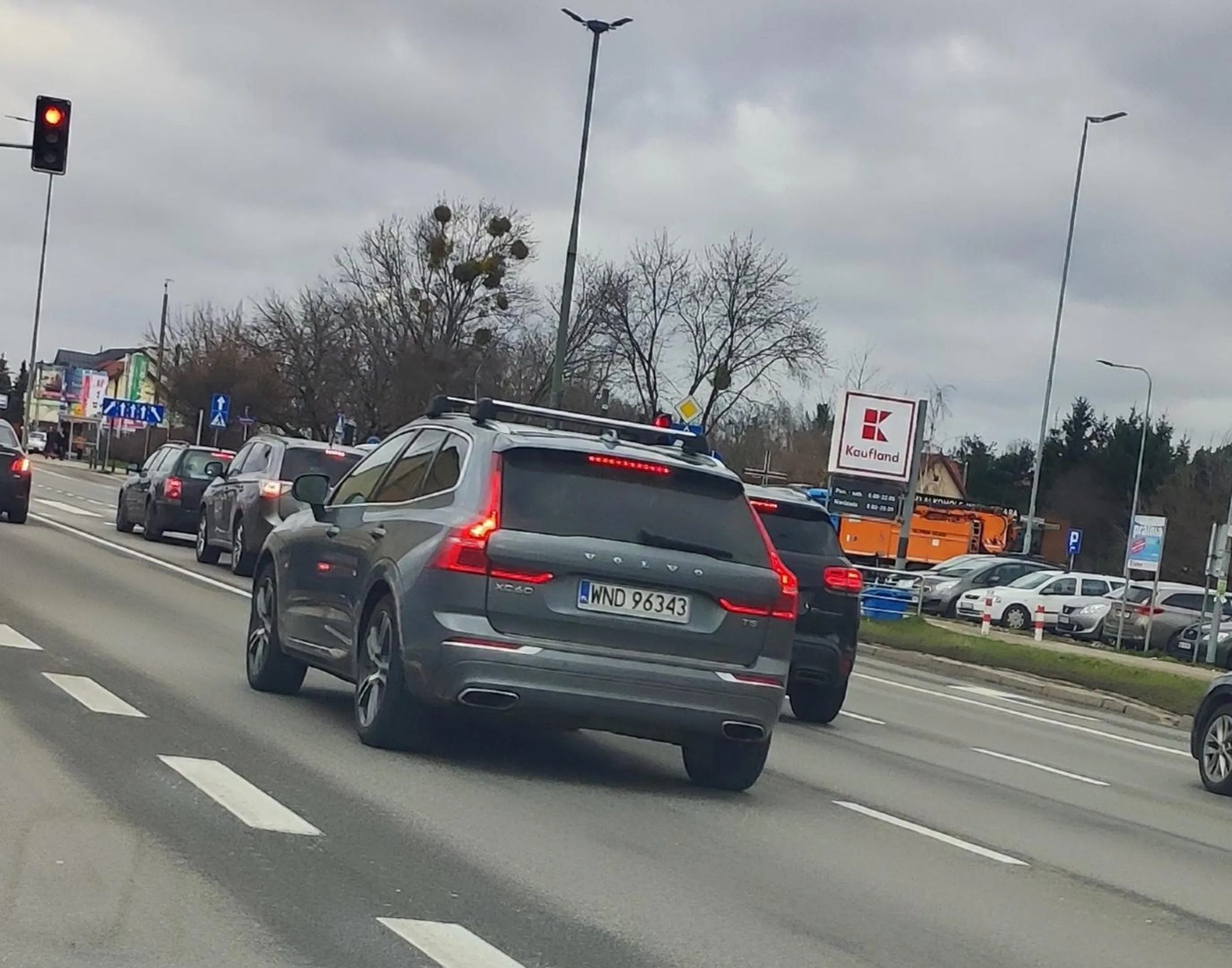 Witam użytkowników, radzę uważać na wariata na drodze. To co wyprawia,jakie slalomy i wyścigi na drodze publicznej stosuje to aż włos na głowie się jeży..wymuszanie i spychanie ludzi z drogi to drugie imię tego kierowcy. Życzę wszystkim nie spotkania na drodze Nowodworskiego pirata drogowego. Udanego dnia