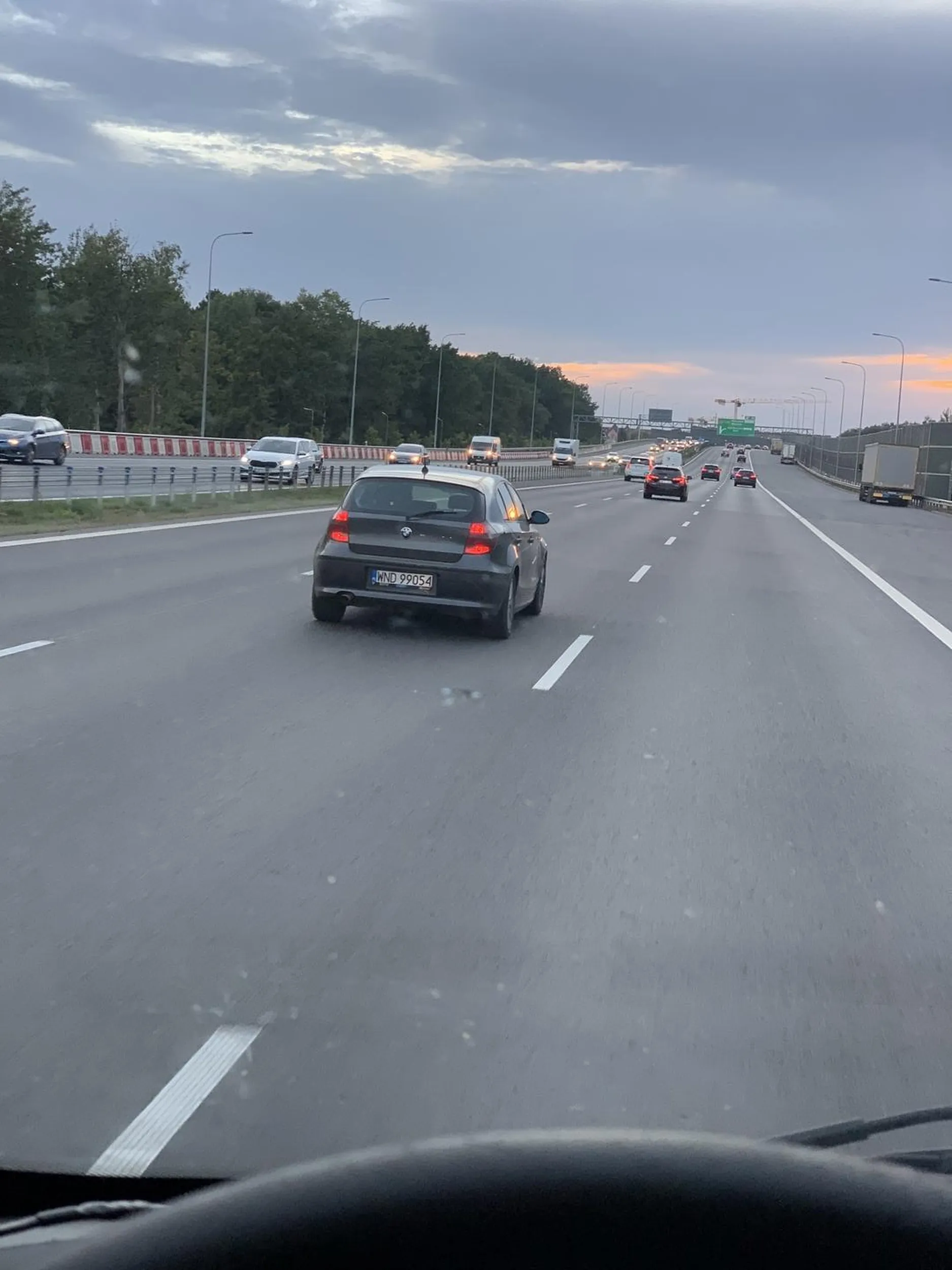 3 pasy na autostradzie a ten ciągnie się jak flet środkowym i nie potrafi zjechać na prawy. ODZNAKA GŁĄBA DROGOWEGO WŁAŚNIE ZOSTAŁA PRZYZNANA.