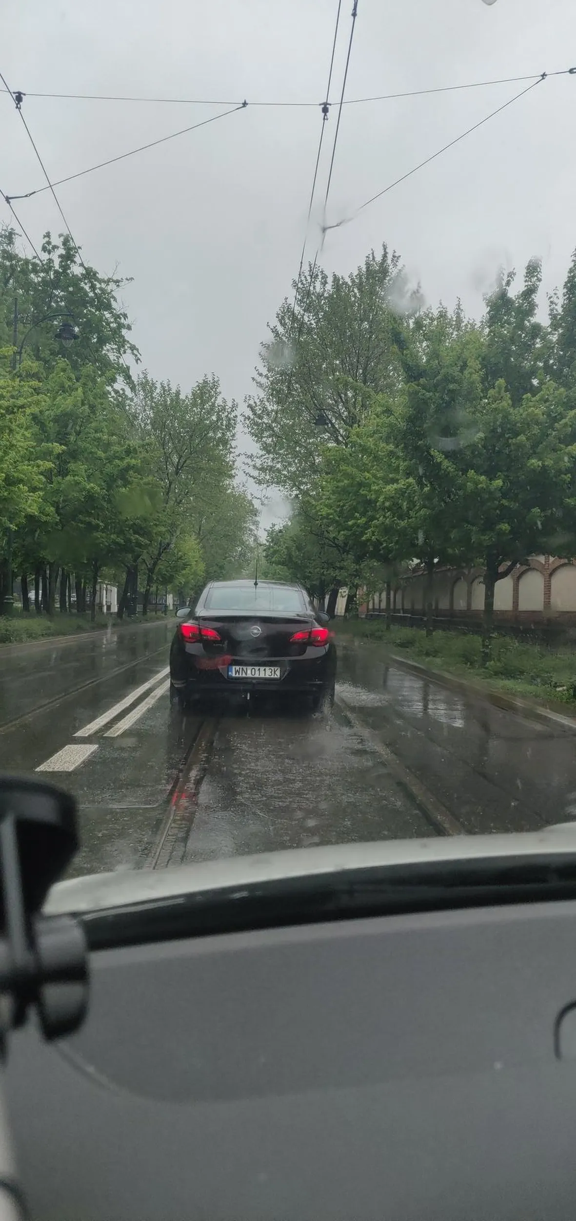 Kierowca spowalnia ruch