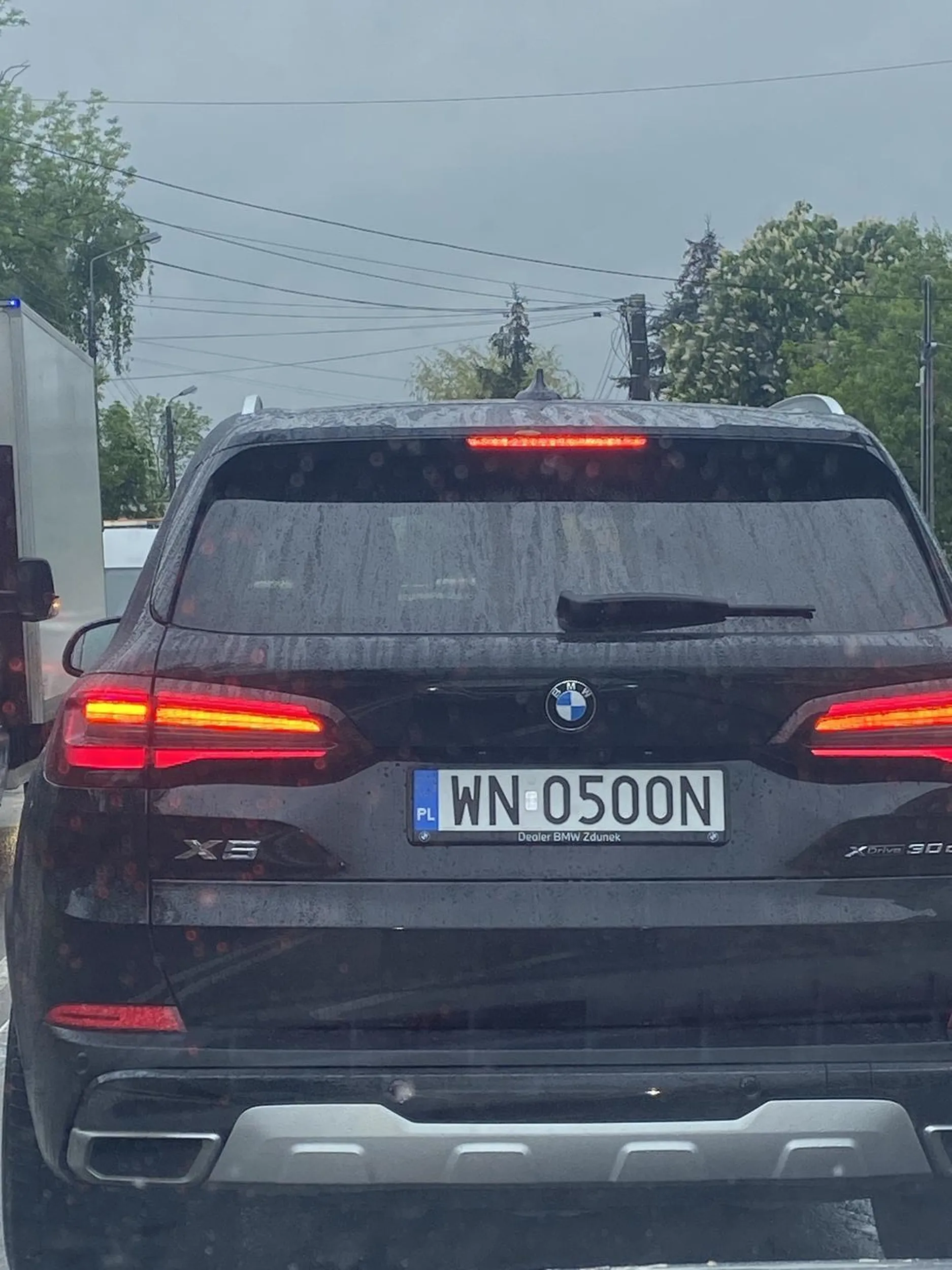 Jakiś psychopata, ma pierwszeństwo na skrzyżowaniu a stoimy już 10 minut bo puszcza każdego kto wjeżdża z prawej