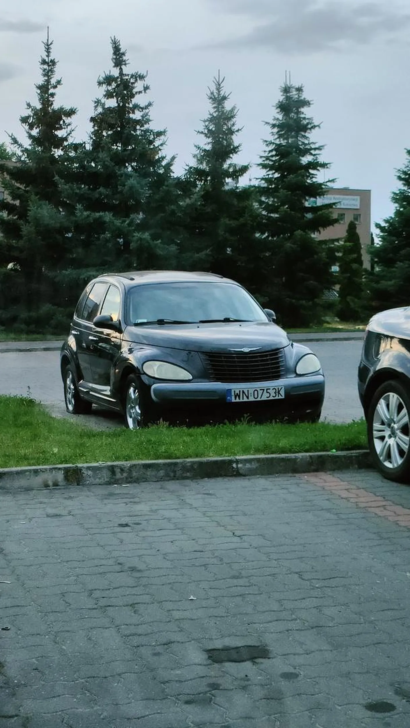 Stoi opuszczony w Ciechanowie przy basenie ?