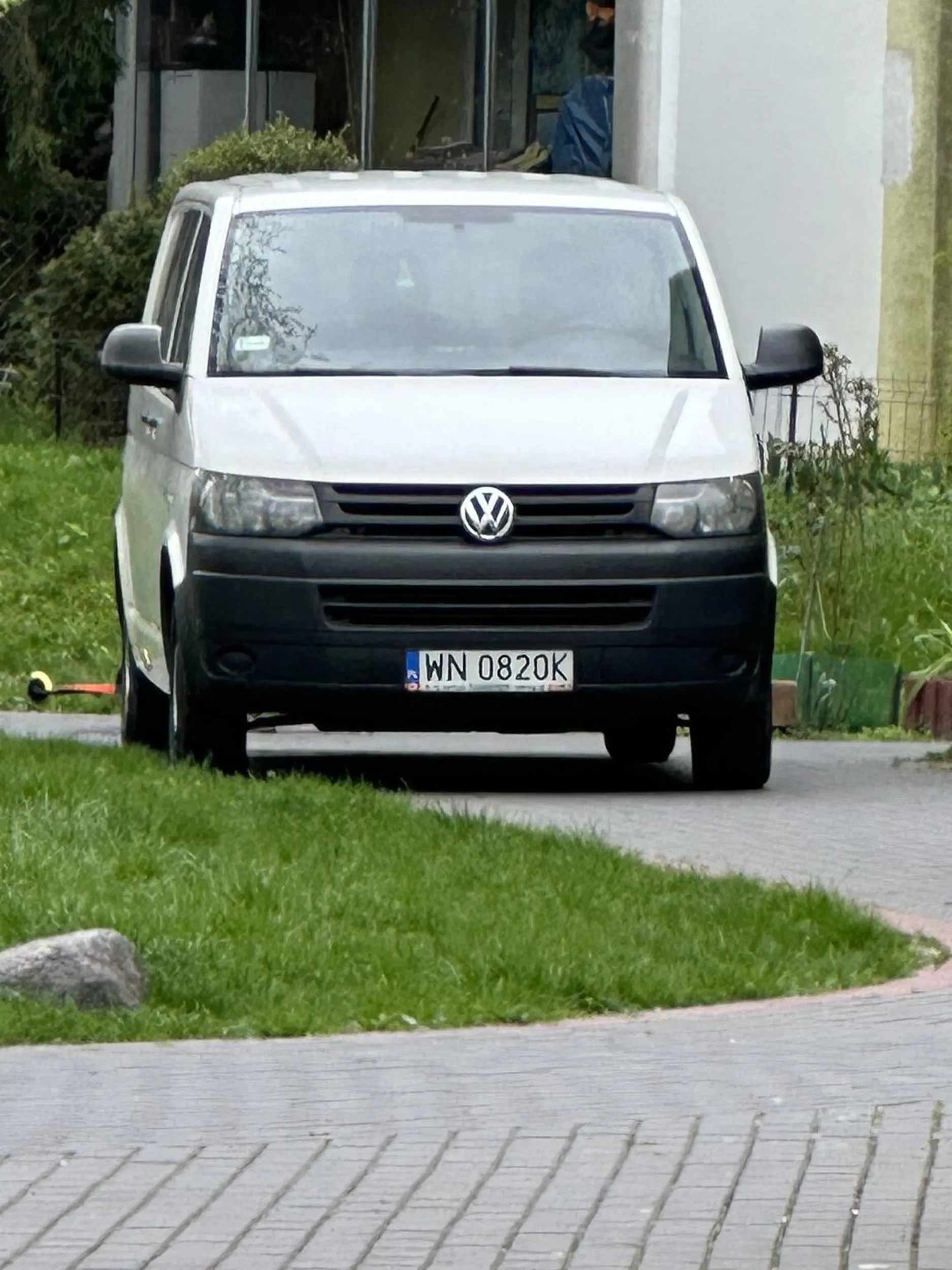 Kierowca parkuje na chodniku