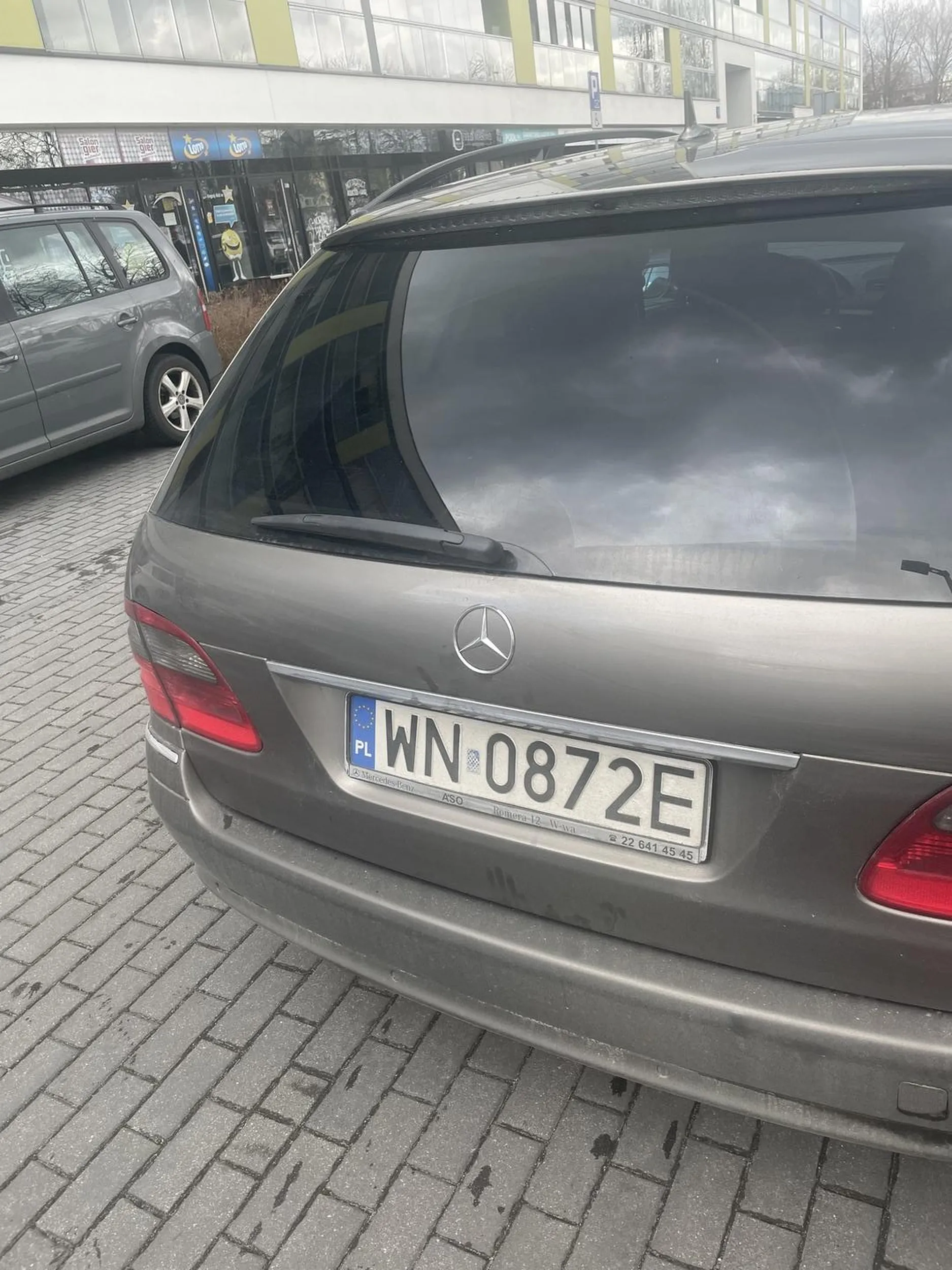 OSZUST udaje taksowke jest agresywny slownie cena wg stawki z kartki ktora ma w samochodzie 160 PLN za 3 km zglaszac na policje nie placic mu