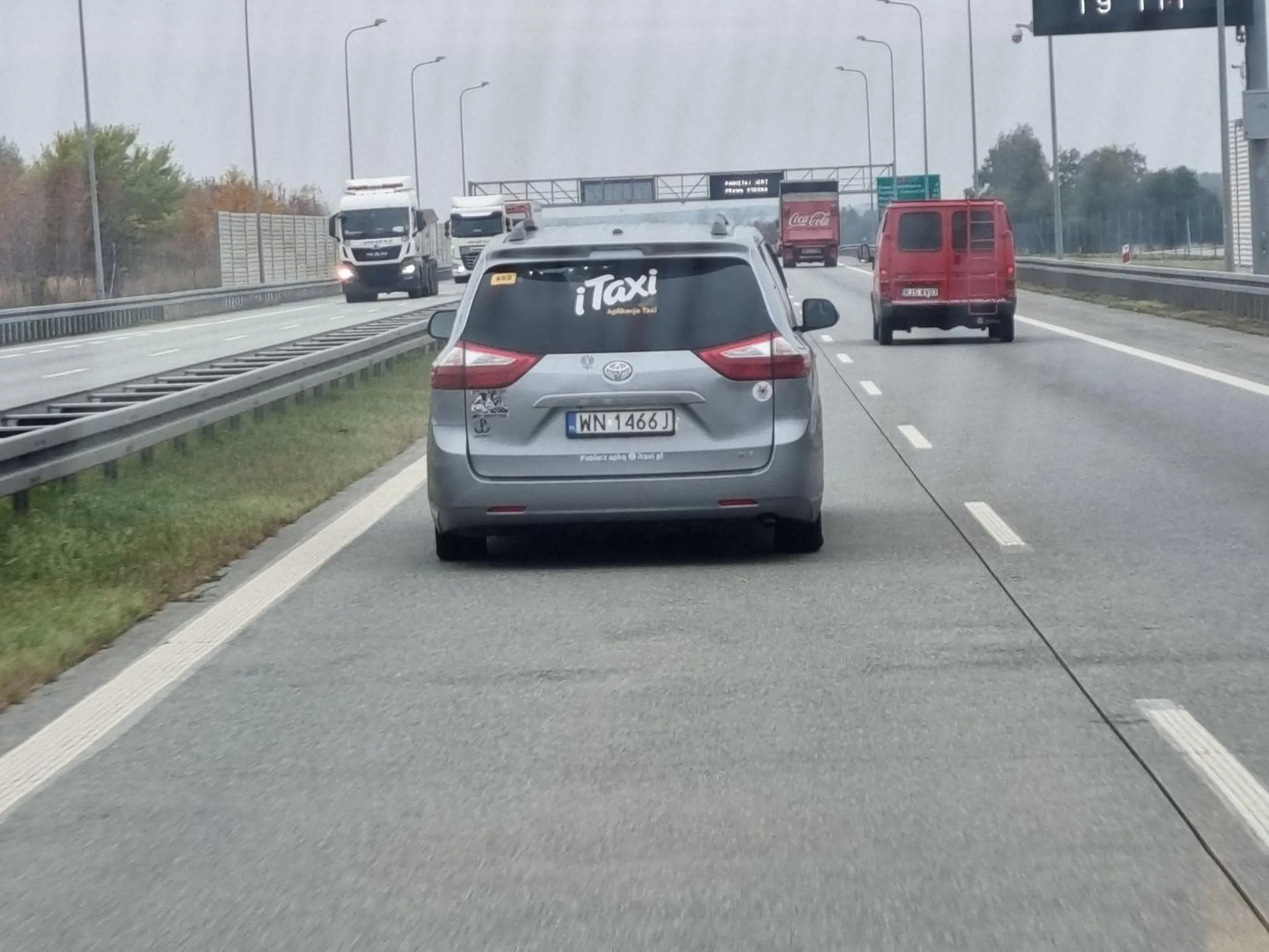 Niech pulchny jeż wraca na swoją wioskę i nauczy się jeździć po drogach szybkiego ruchu. Może ktoś mu wytłumaczy że podczas wyprzedzania nie zwalnia się i nie blokuje innego samochodu.