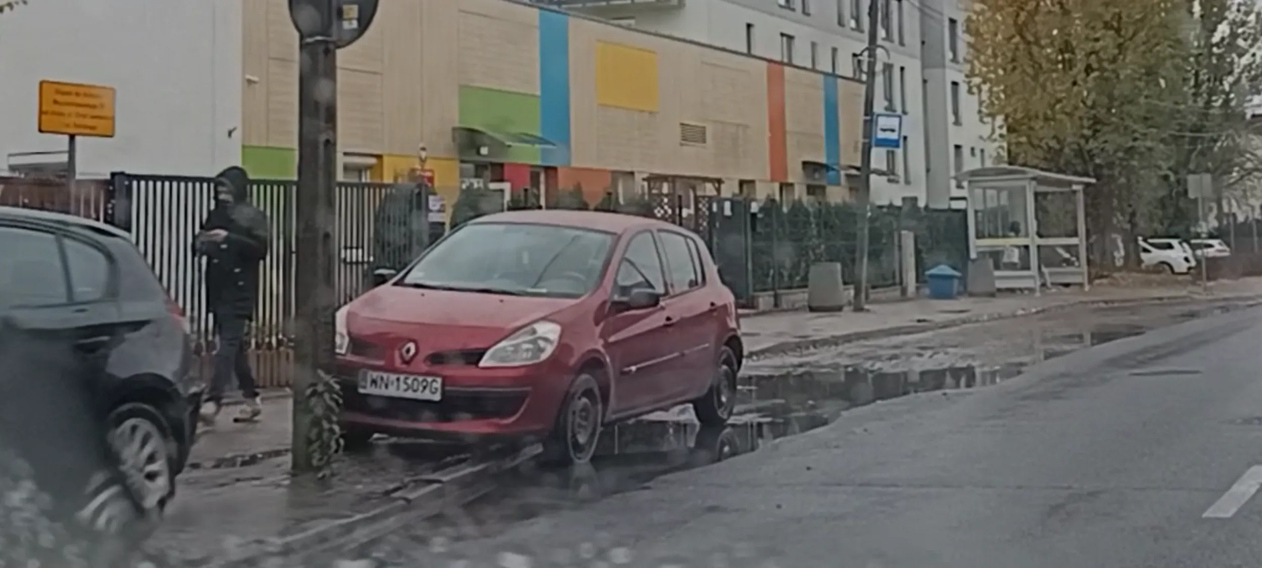 Nie wolno parkować w zatoce przystanku autobusowego, hej kierowco!