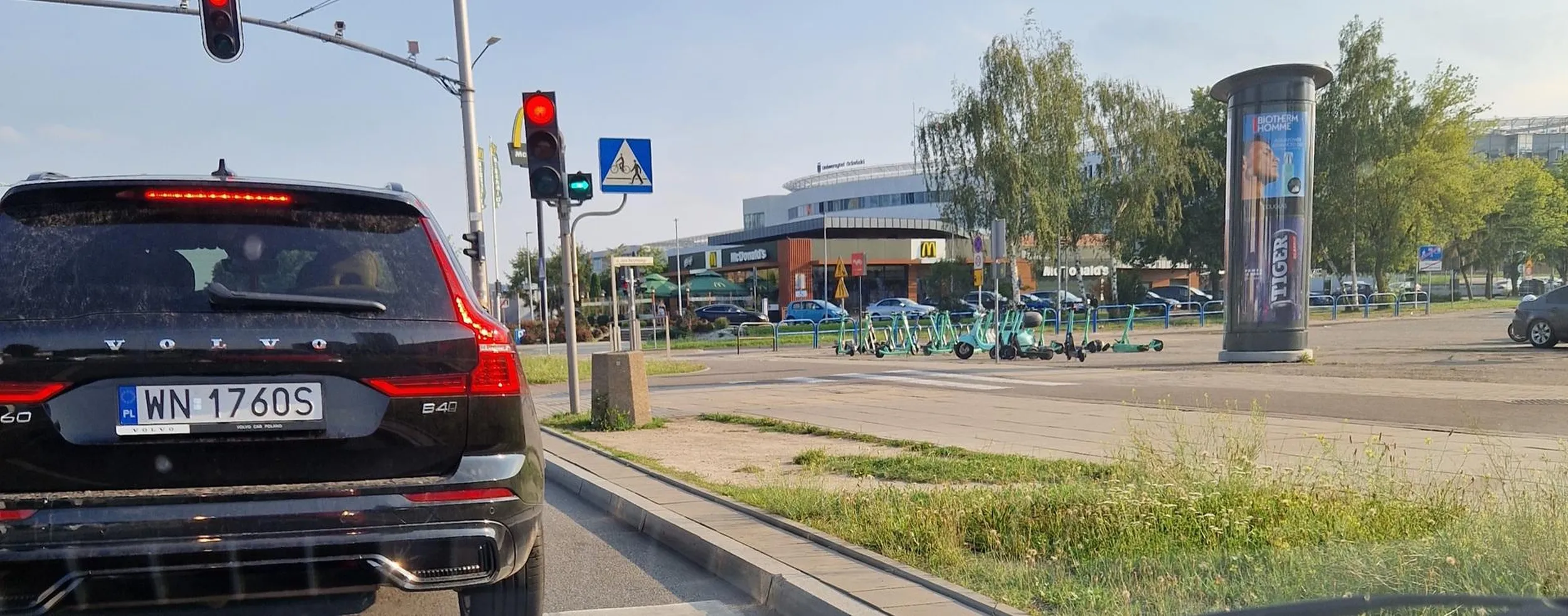 "Kierowca" z naklejkami po bokach z logo TVN oraz organizowanego przez tę stację w Sopocie co sierpień wydarzenia muzycznego urządził sobie z Alejii Grunwaldzkiej w Gdańsku tor przeszkód. Przejeżdża na czerwonych światłach, nie zachowuje bezpiecznego odstępu od innych uczestników ruchu drogowego, nie sygnalizuje swoich manewrów. Mam podejrzenie, iż osoba prowadząca ten pojazd znajdowała się pod wpływem środków odurzających. Nie pozdrawiam.