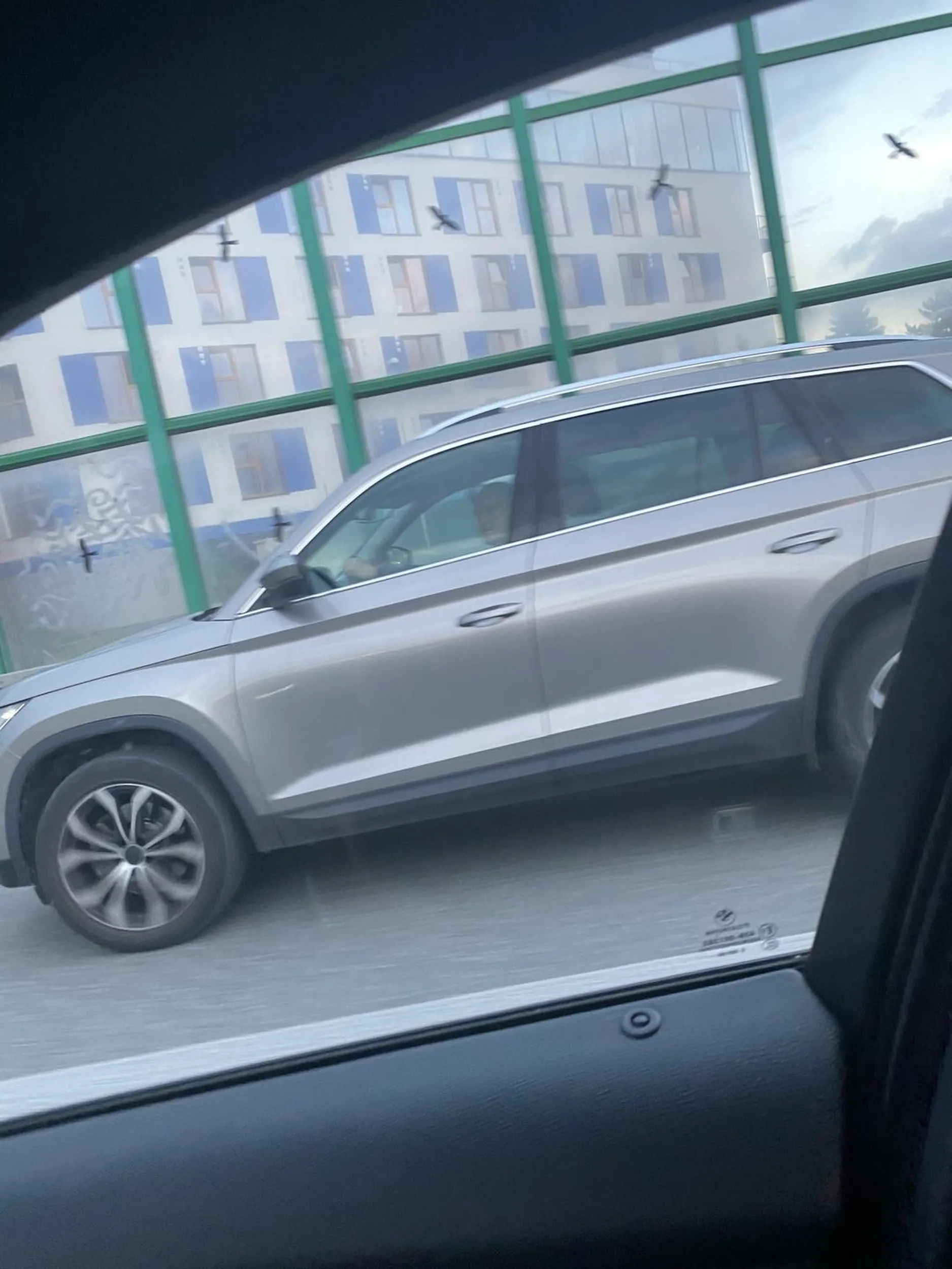 Kierowca to morderca, wymusza i hamuje. Jeździ bez kierunkowskazów. Strach go spotkać na drodze.