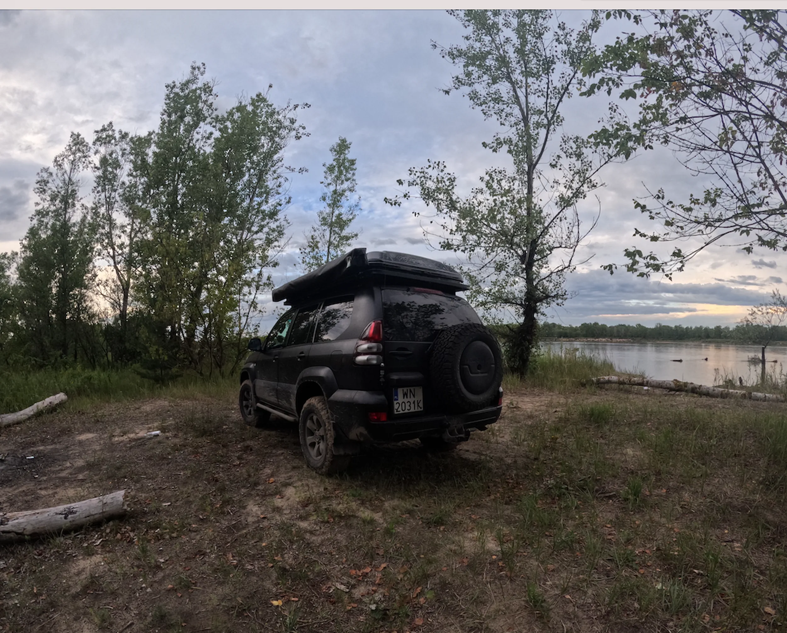 Urządza sobie off road w rezerwacie przyrody.