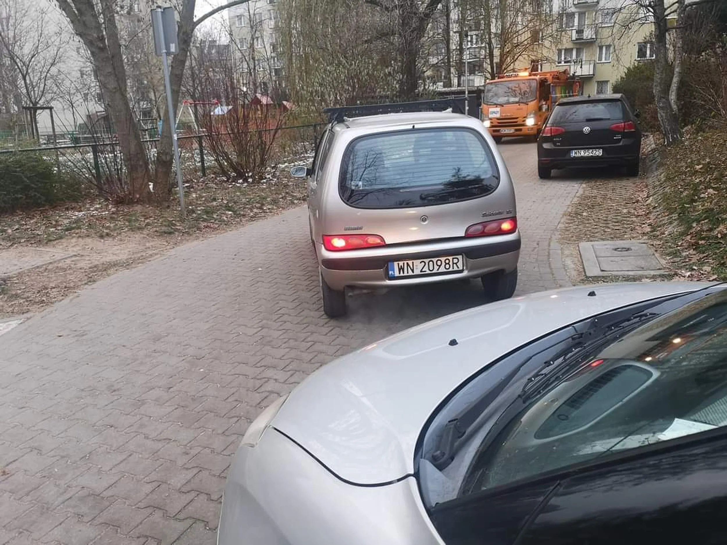 Uwaga, uważajcie na tę Panią kierujacą. Jechała ulicą Bartoka w kierunku SGGW w godzinach tuż po zakończeniu lekcji w większości podstawówek, na przejściu dla pieszych (pierwsze od KEN) gdy samochód obok niej (lewy pas) stał i przepuszczał chłopca, pani prawym pasem przejeżdża na pełnym gazie. Skręciła w Wokalną, tam się zatrzymała. Zapytana czy wie co zrobiła zaprzeczyła jakoby przejeżdżała przez przejście dla pieszych i stwierdziła, że nic takiego nie miało miejsca. Pani dobrze po 70, rozkojarzona. Zwróćcie uwagę, by następnym razem nie doszło do tragedii. Przechodzący chłopiec stał na tym przejściu przestraszony.