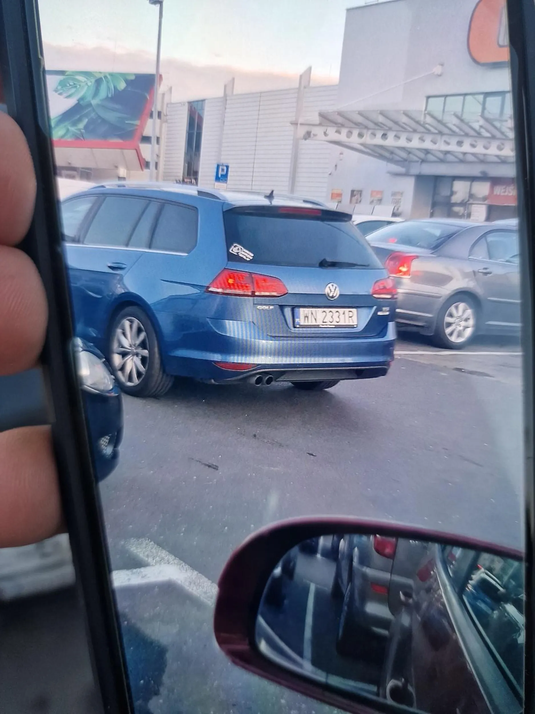 Pani z z VW cofając wypychała moje auto z miejsca parkingowego pod sklepem, nie zostawiając żadnego kontaktu do siebie ani nic. Dzięki uprzejmości Pana który byl swiadkiem zdarzenia posiadam foty tej kobiety.