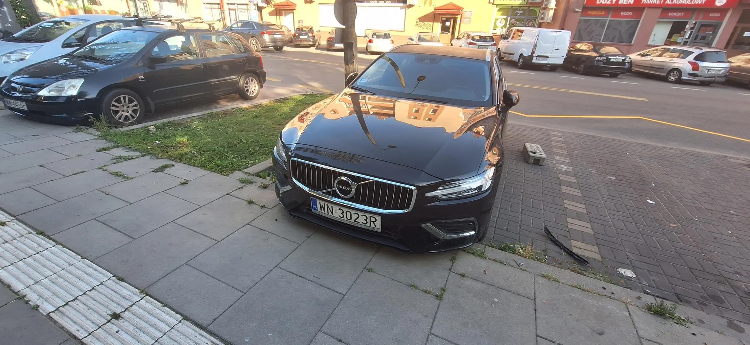 Jest tymczasowy zakaz zatrzymania się, a ten i tak zaparkował, tym samym blokuje lub utrudnia ludziom wyjście z ich autobusów.
