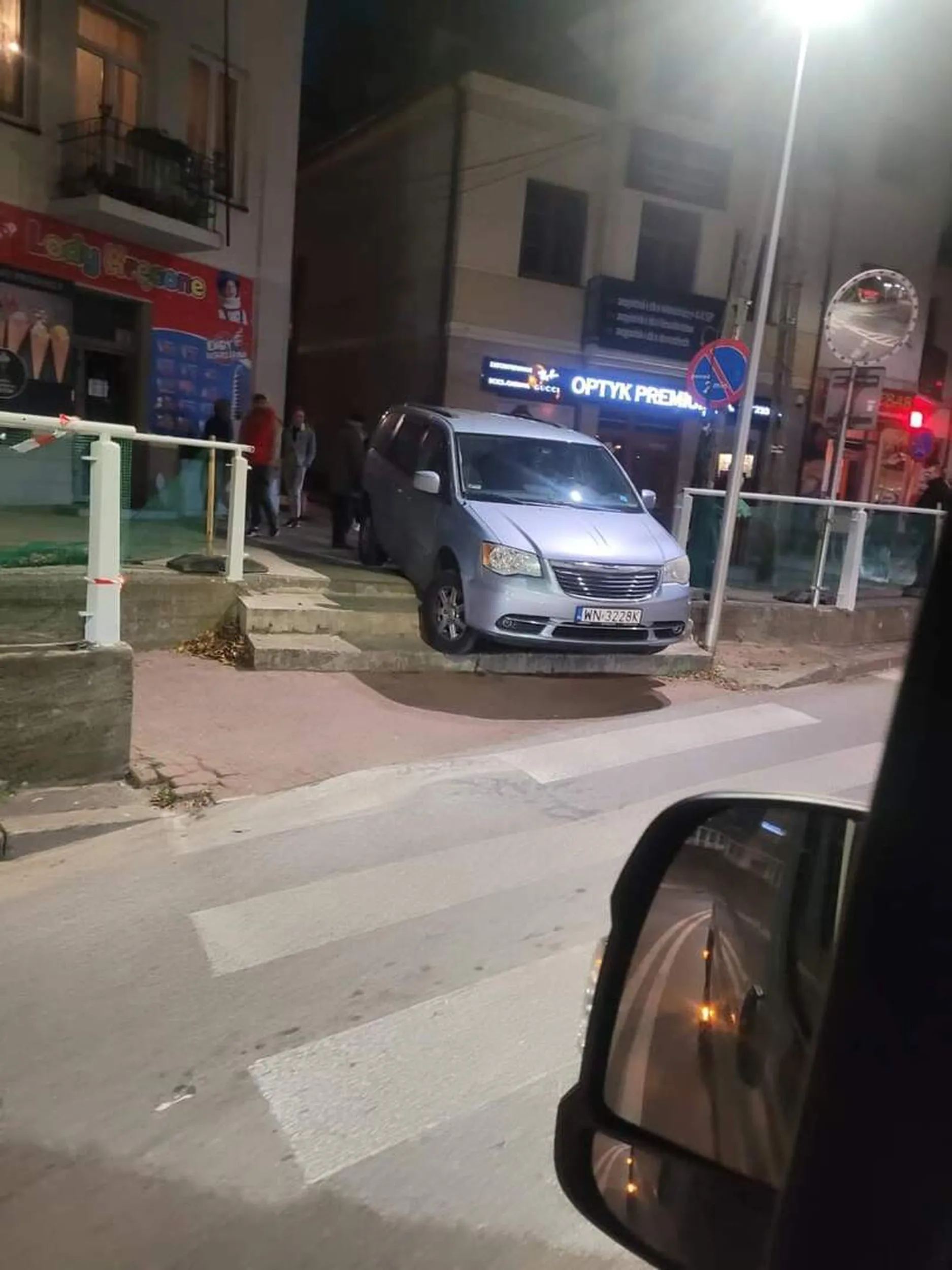 gość gdzieś ma przepisy, jeździ po alkoholu. uciekł z miejsca zdarzenia