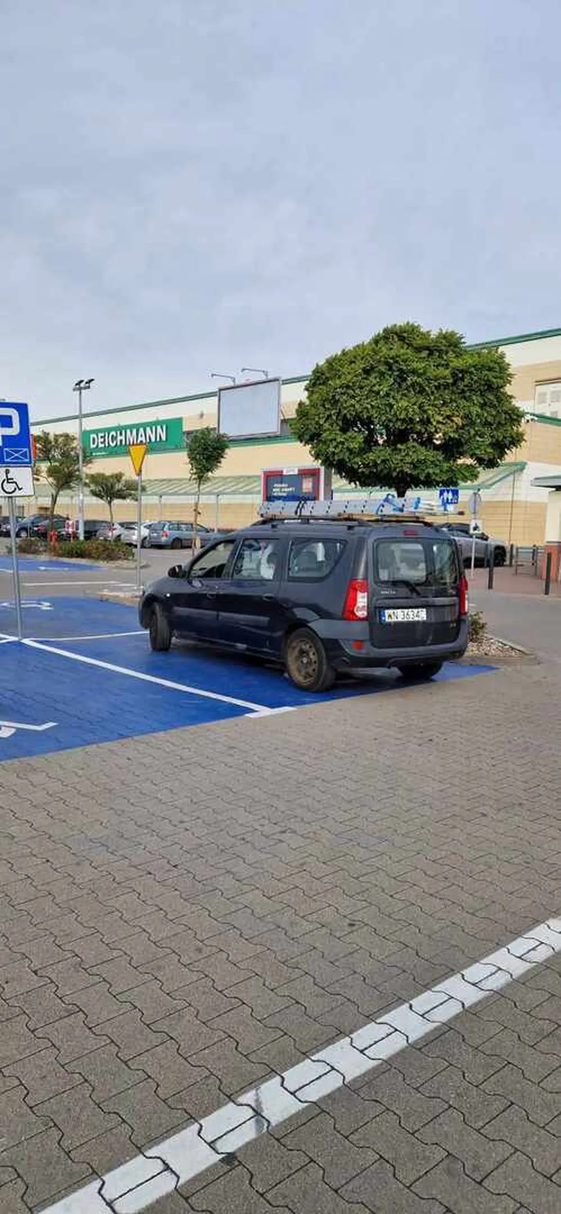 Miejsce dla osób niepełnosprawnych jak widać ale jak widać kierowca ma to w nosie. Tak sprawdziłem czy jest odpowiednia karta, ale nie było. W środku 3 panów którzy nie mówili po polsku. Na oko gruzini. Czekałem na kierowcę z myślą że może on jest Polakiem lub mówi w języku polskim jednak nie doczekałem się.