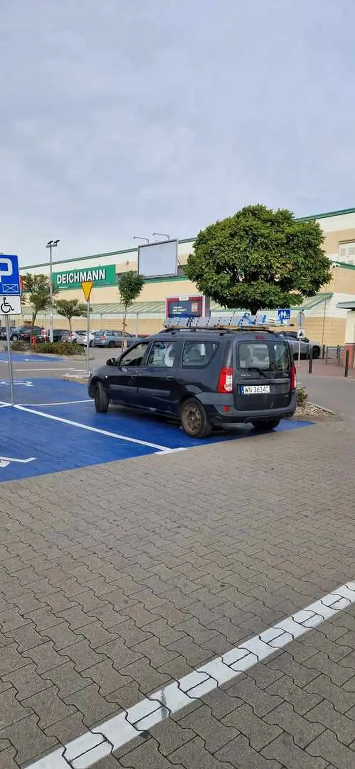 Miejsce dla osób niepełnosprawnych jak widać ale jak widać kierowca ma to w nosie. Tak sprawdziłem czy jest odpowiednia karta, ale nie było. W środku 3 panów którzy nie mówili po polsku. Na oko gruzini. Czekałem na kierowcę z myślą że może on jest Polakiem lub mówi w języku polskim jednak nie doczekałem się.