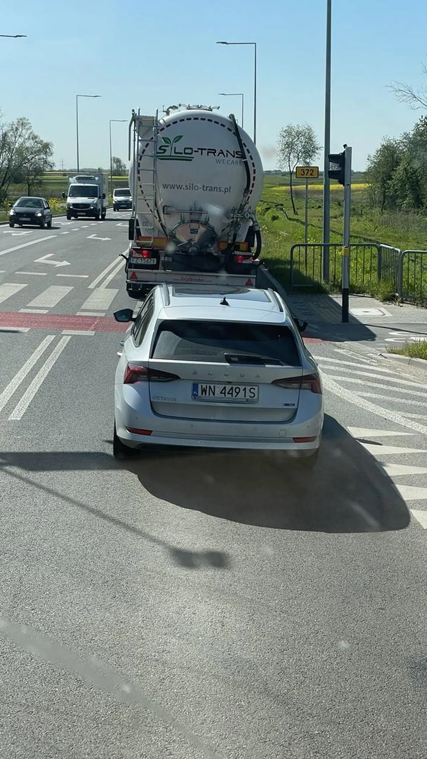 Naucz się jeździć tą czeską padaczką buraku, nie masz czym wyprzedzać to wąchaj spaliny, bo twoja facjata idealnie do tego pasuje