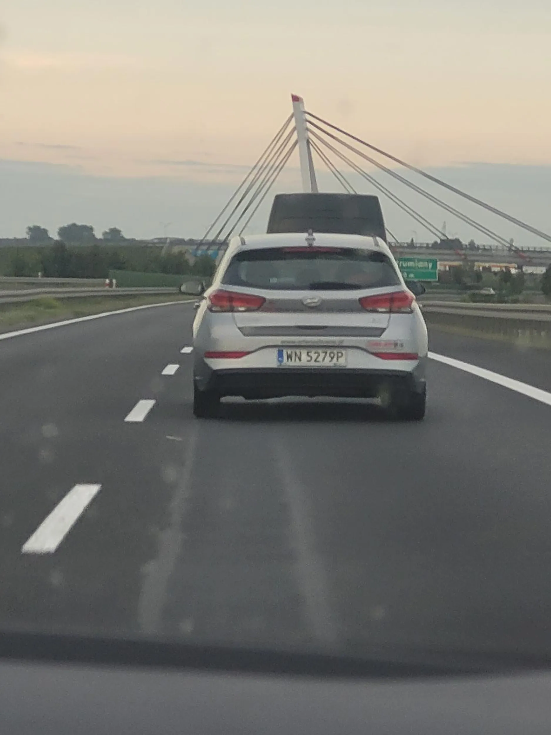 Mlody kierowca dnia 1.09.2023 około godziny 18.40-18.50 zatrzymał się na autostradzie A2 przy zjeździe na S5 w kierunku Bydgoszczy. Przejechał o kilka metrów zjazd i chciał cofnąć do niego.  Gdyby nie czujność kierowcy samochodu ciężarowego, auto zostałoby staranowane.