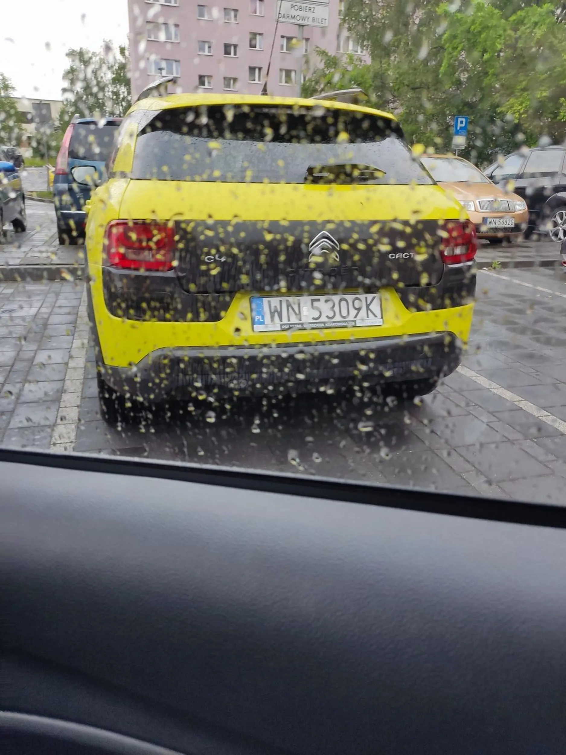 Dziuniu w kaktusie - stanęłas tak bliski że nie mogłem dziecka swobodnie w foteliku umieścić, było sporo wolnych miejsc - po co stajesz obok???