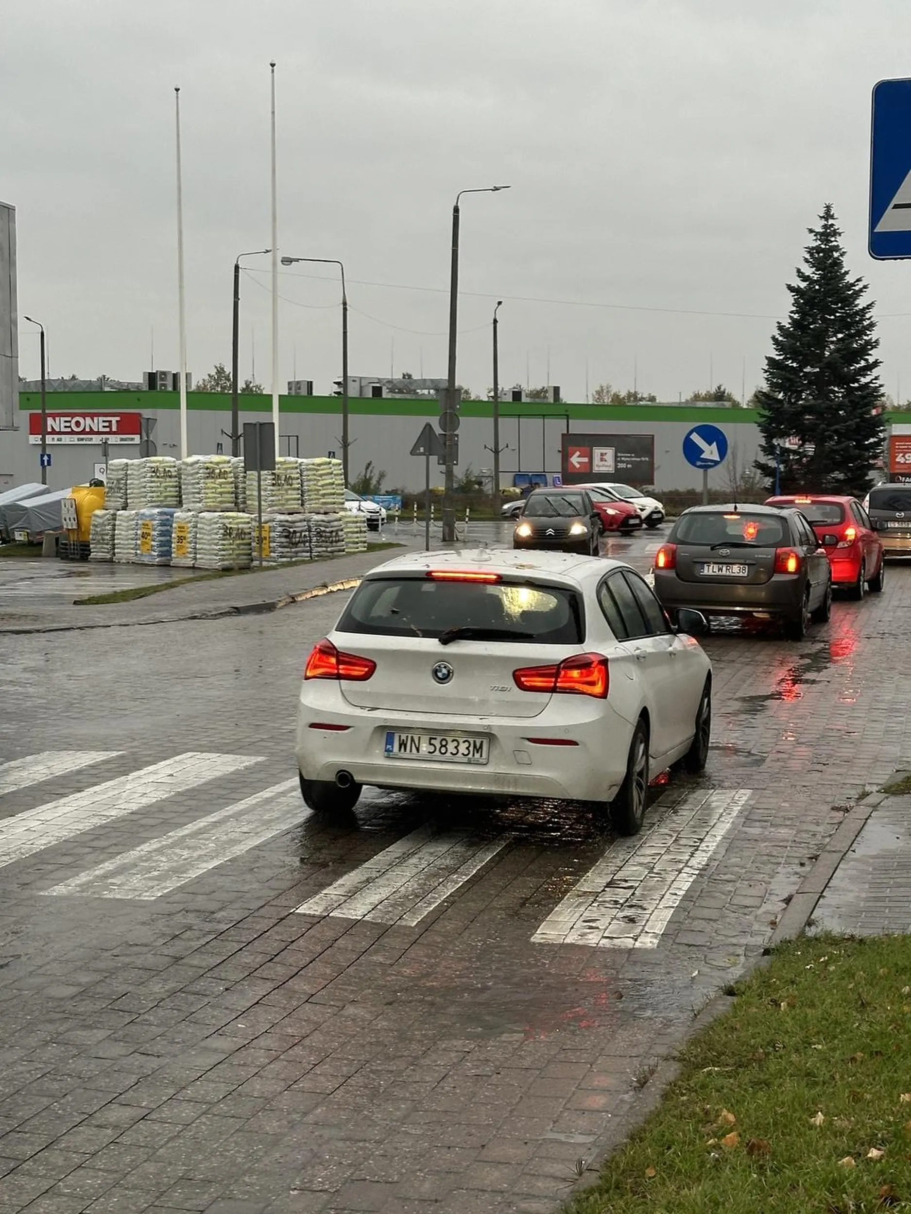 Uderzył mi w auto, a następnie uciekł