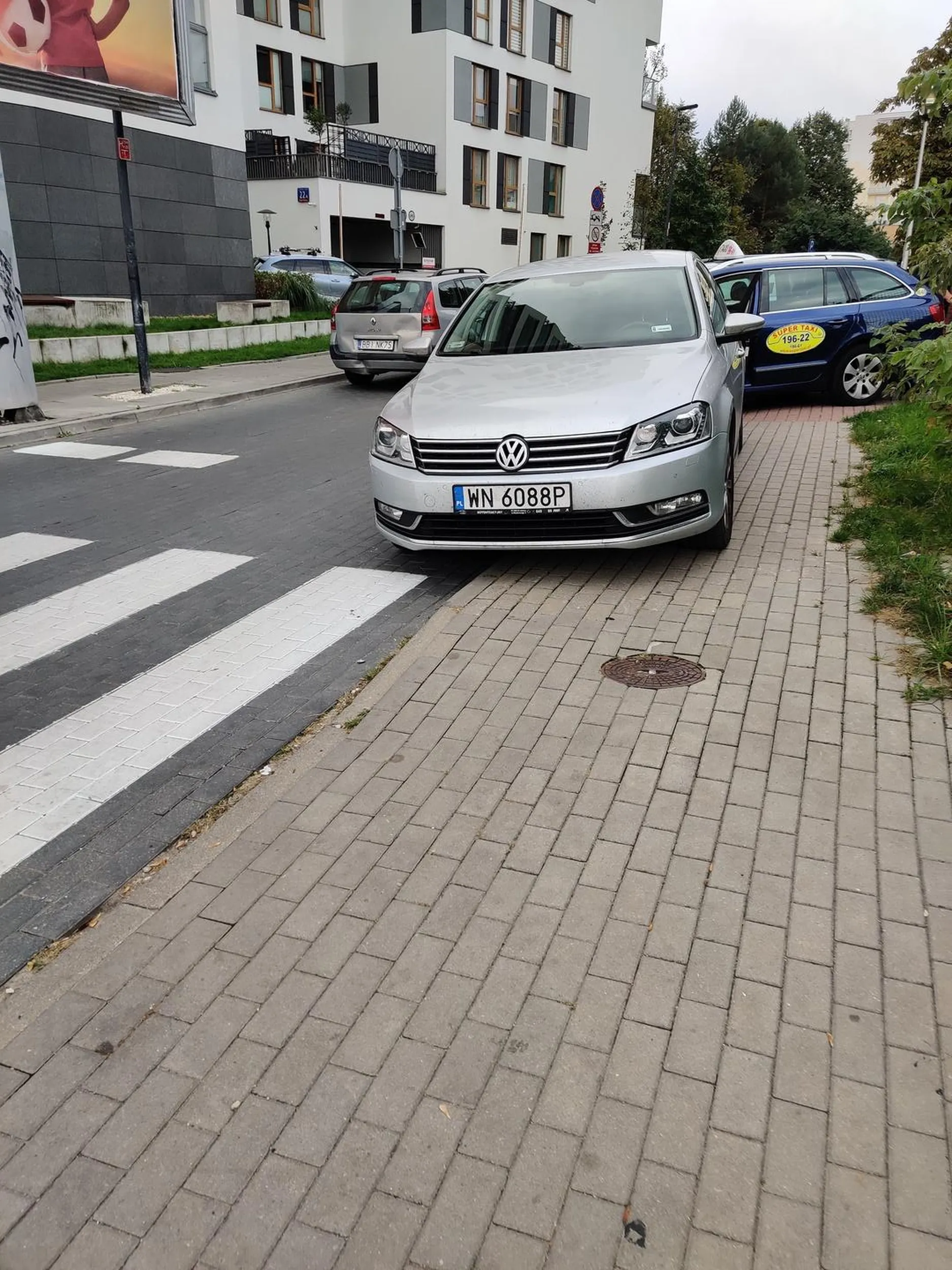 Przestań parkować bezpośrednio przy przejściu dla pieszych, w końcu zdarzy się przez to tragedia. Dodatkowo jest Pani winna przeprosiny starszej Pani co jechała rowerem a Pani z Volkswagena zdecydowała się odtrąbić tak że mało babcia nie spadła. Prawo jazdy do wyrzucenia