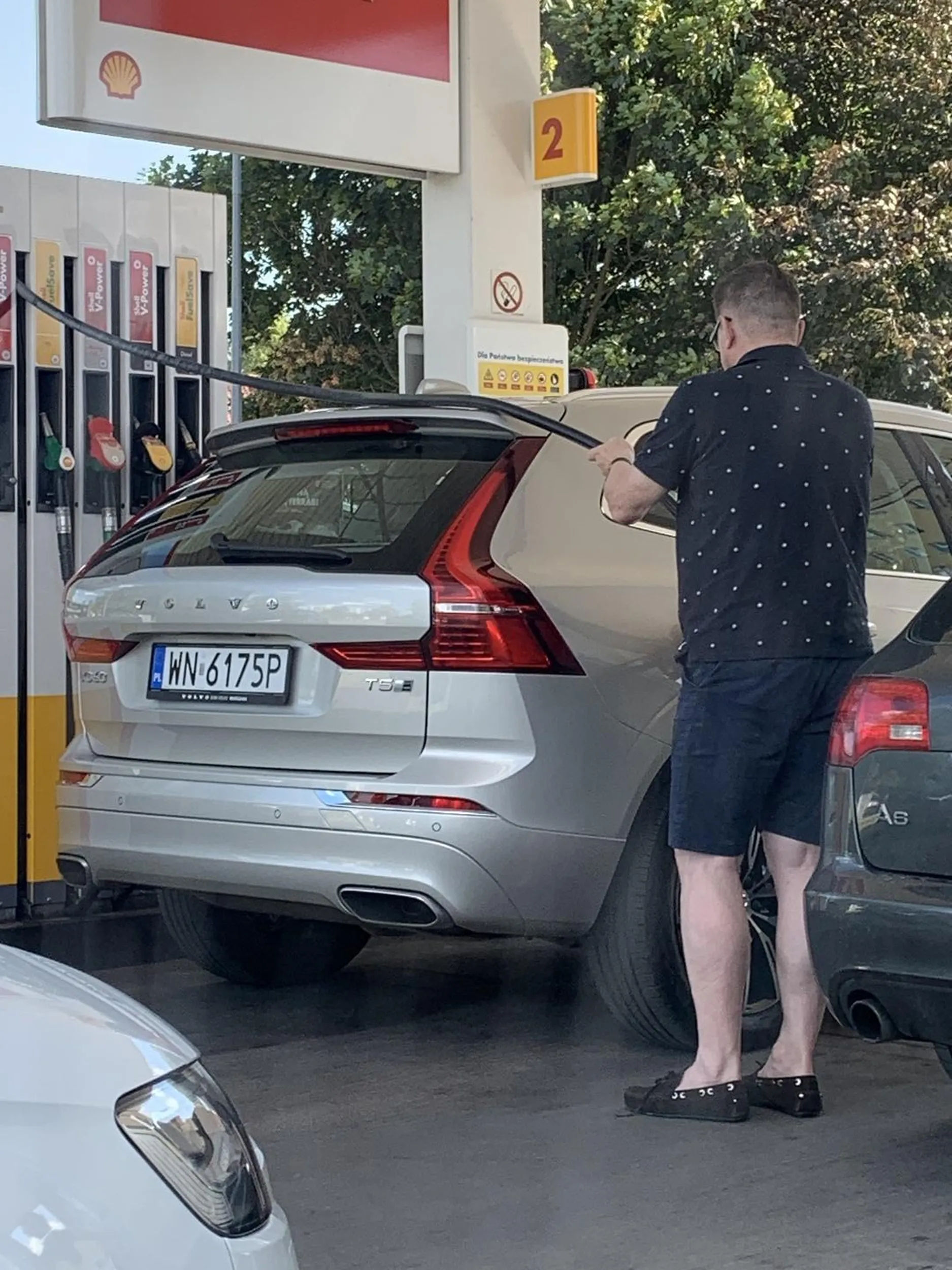 Wyjatkowy CHAM. Typowy cebulak- jade drogim autem wiec wszystko mi wolno. Wspolczuje miec w otoczeniu albo w rodzinie takiego buraka.