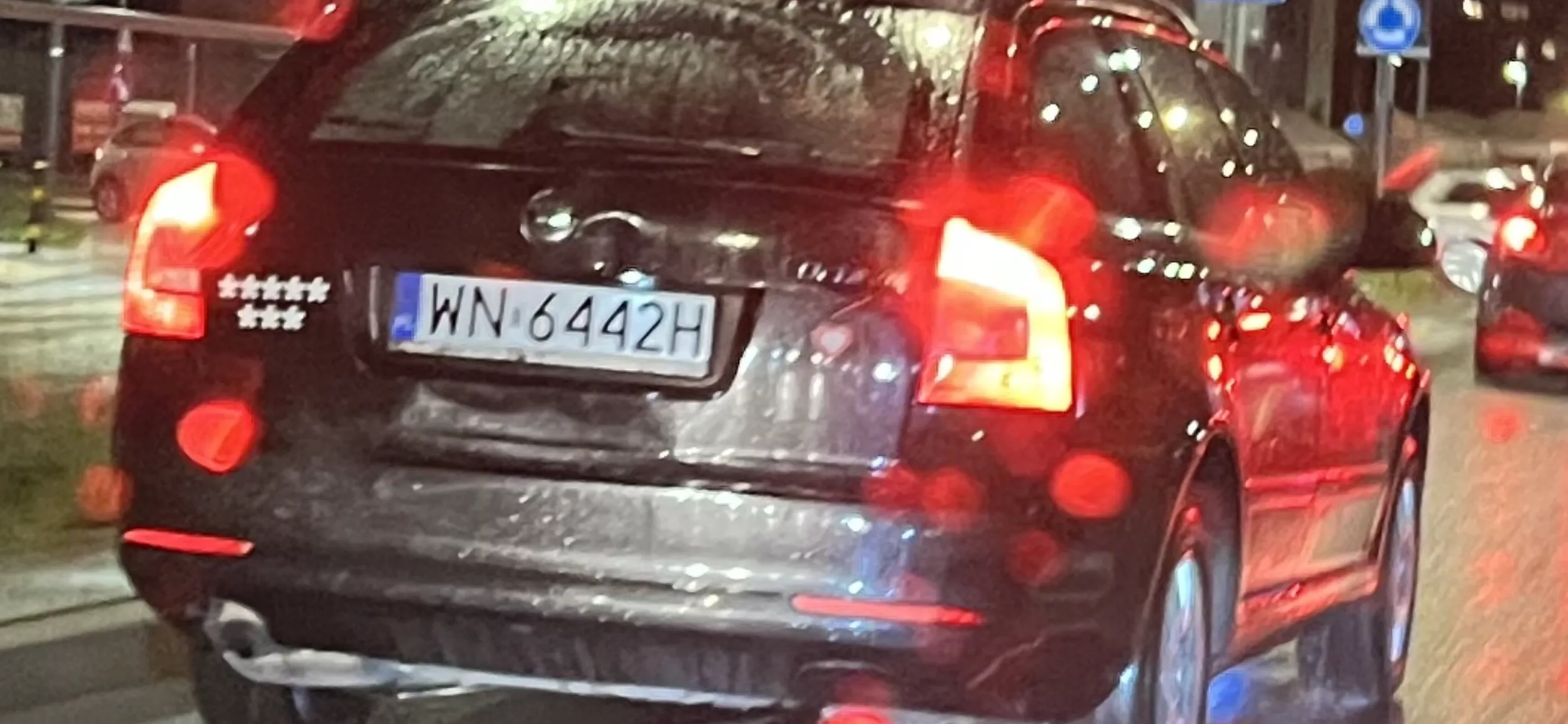 Młody mężczyzna na fotelu pasażera ssał fiuta kierowcy tego auta podczas jazdy. Bardzo niebezpieczne zachowanie!