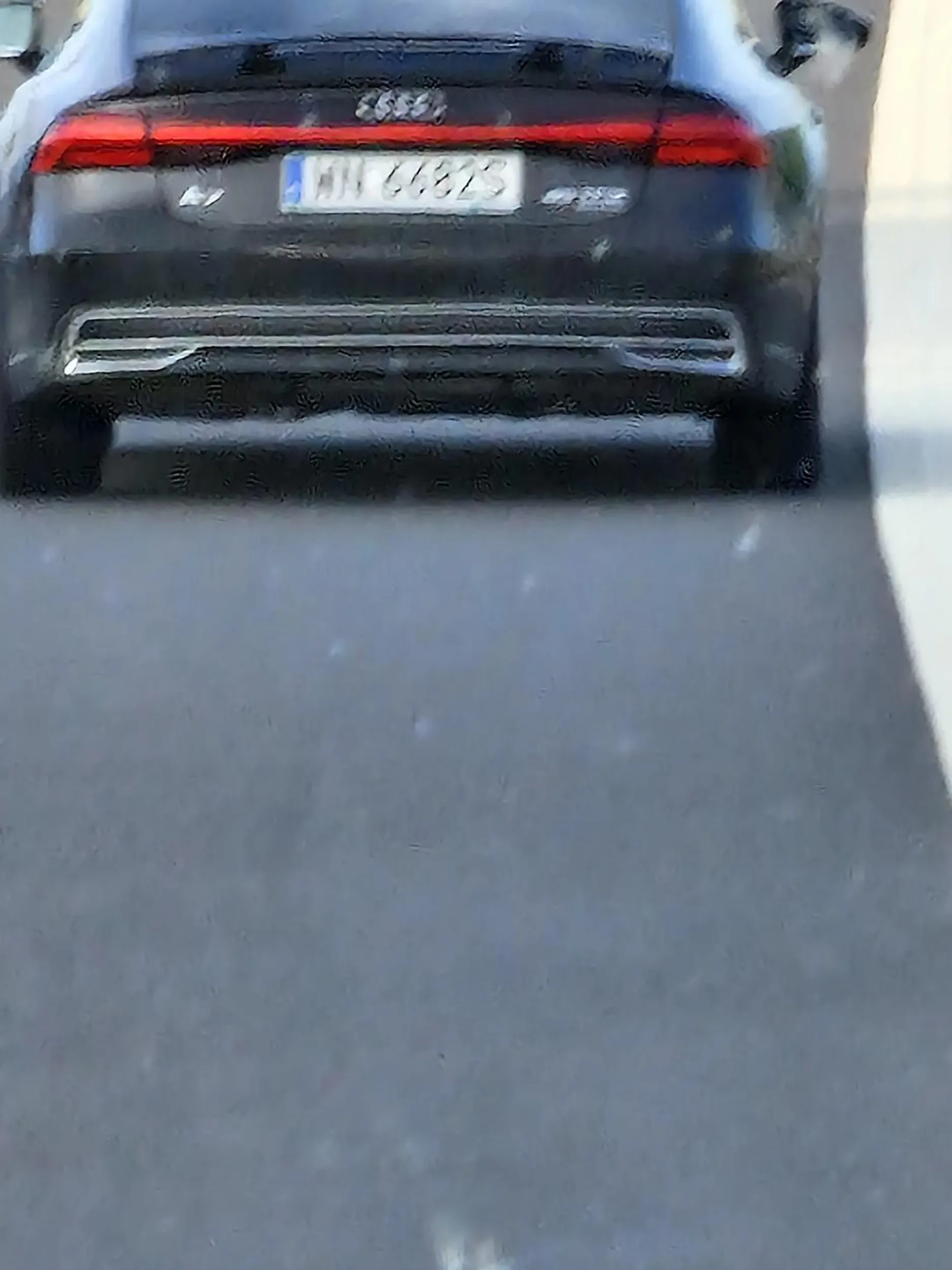 Cztery zera piąte w środku brak pojęcia o jeździe... Zajeżdża i wyhamowywuje innych