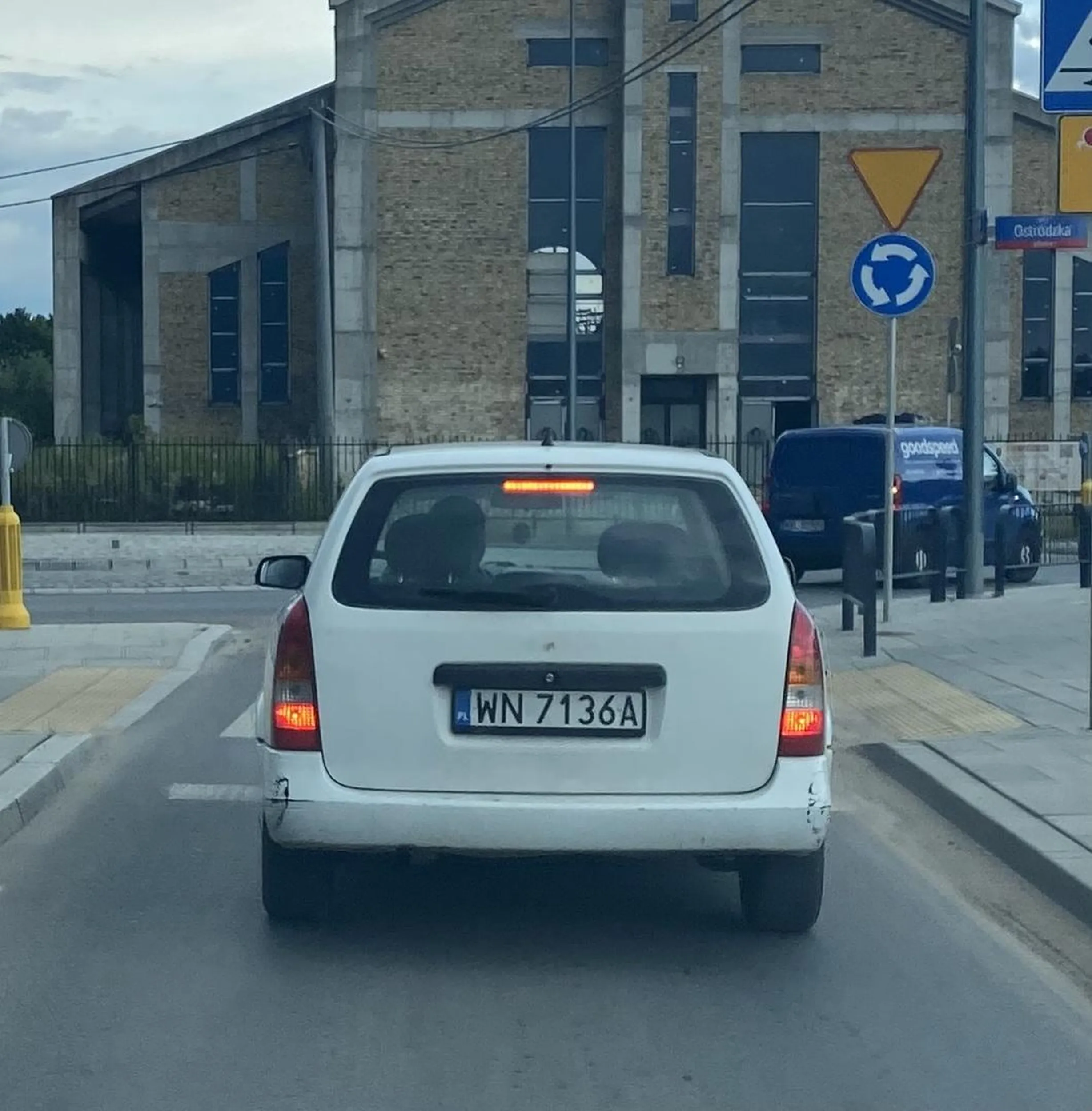 Bezmózgowie, przy ograniczeniu do 30 km/h  jedzie około  90 km/h nie zważając uwagi na pieszych przy pasach czy progów zwalniających. Warszawa, Hemara.