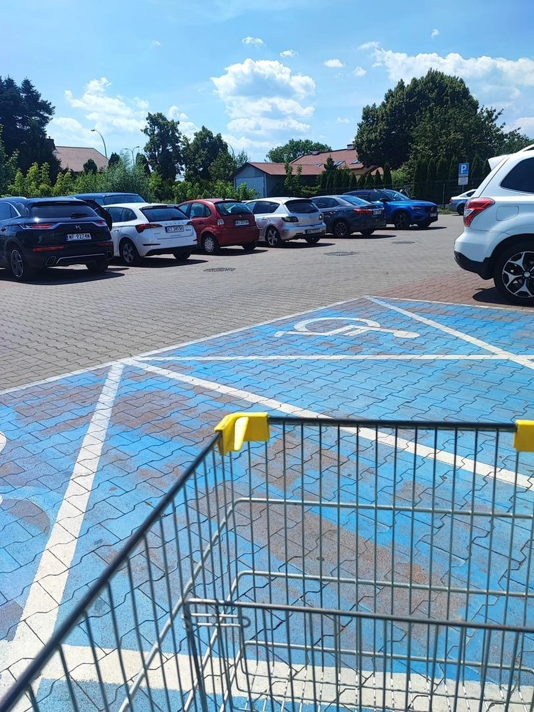 Dziś dnia 15.07.2023 stali pod biedronka przy ulicy Herbu Oksza 22 w Warszawie, dziwienie się rozglądali na parkingu , po chwili ruszyli z miejsca pod inny samochód i próbowali otworzyć i ukraść auto, po interwencji szybko wsiadali i odjechali z parkingu. zdarzenie zostało zgłoszone już do organów ściganie. PROSZE UWARZAJCIE