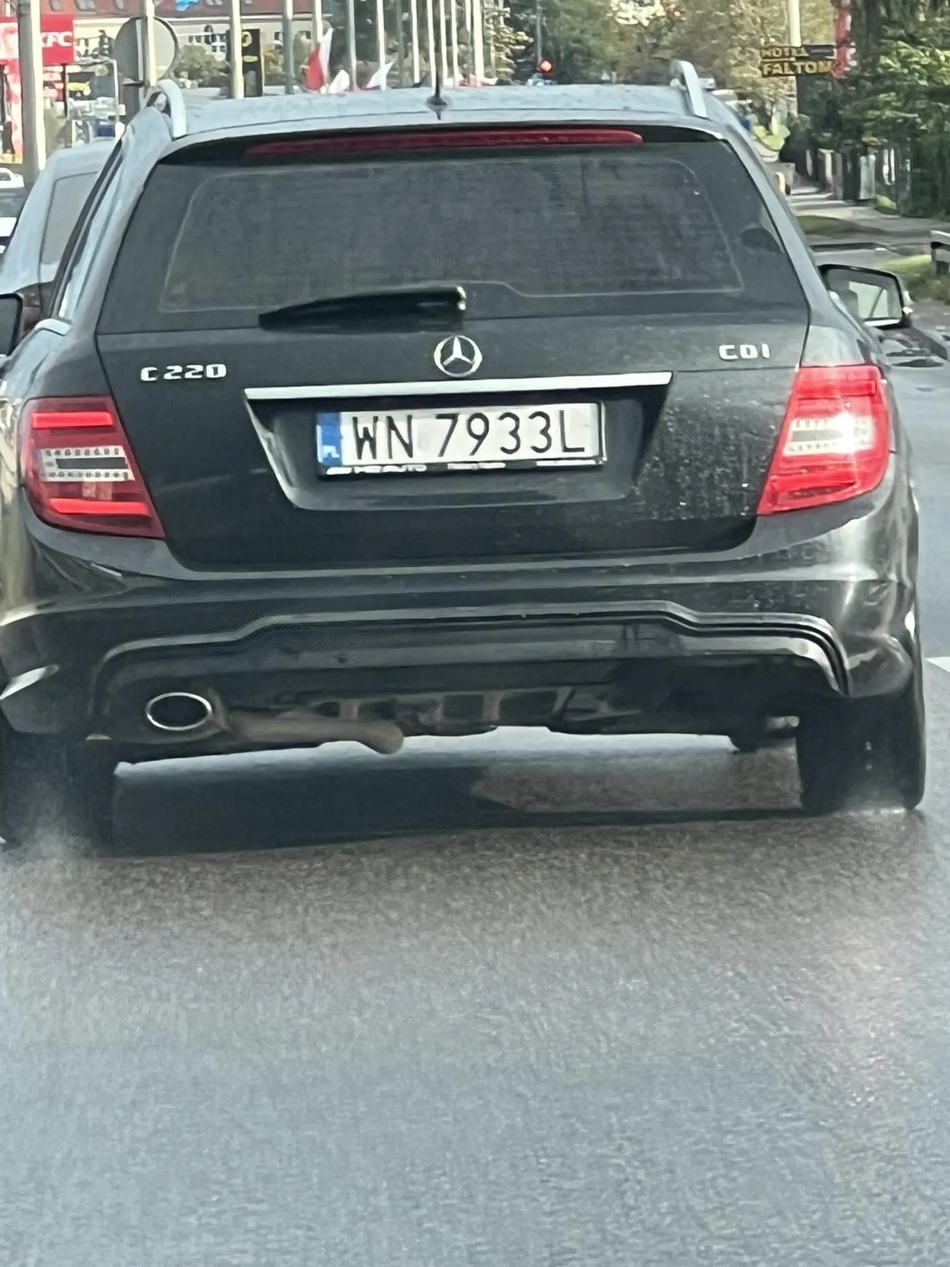 Siedzi na ogonie, agresywne zachowanie.