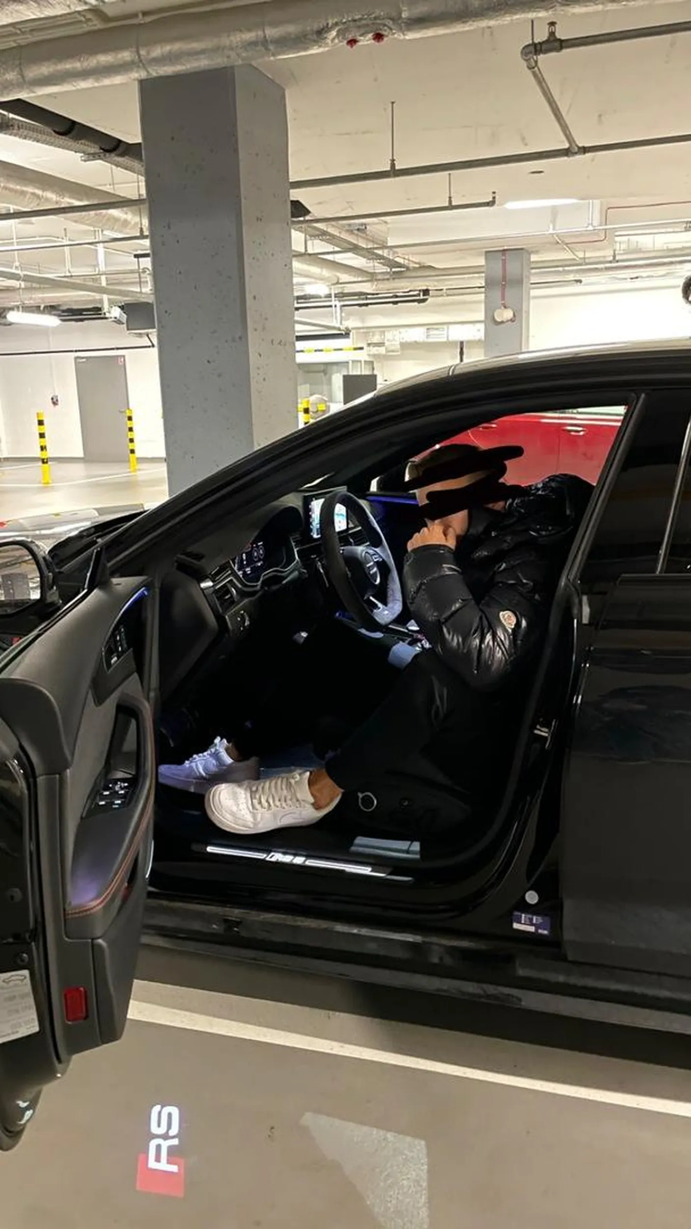 Społeczniak nagrywa bo ma nudne zycie i wozi się nudnym fokusem jak jego żona ,pozdrawiam ze świeżutkiego RS5