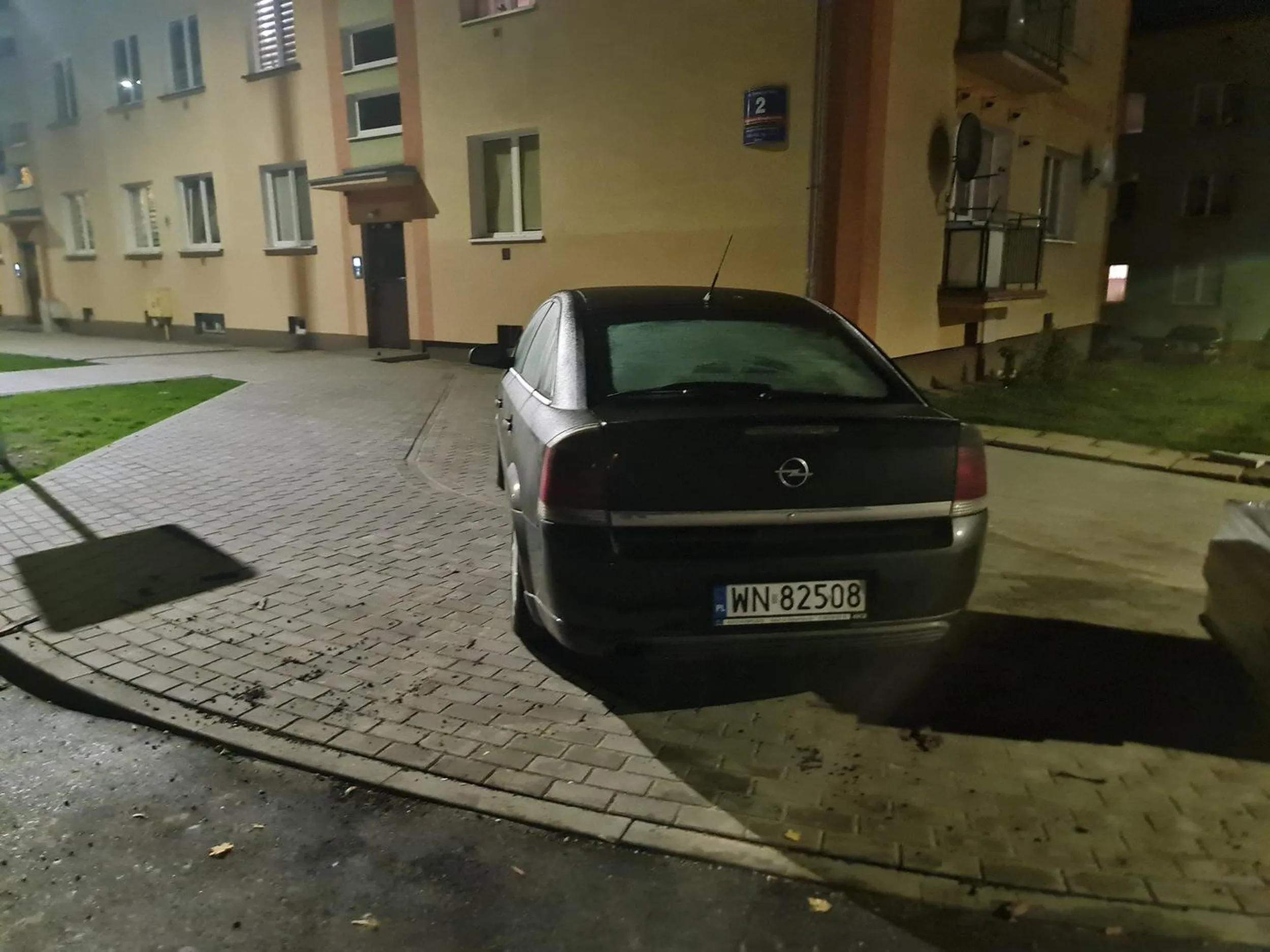 Chłopie zastanów się na drugi raz czy warto pakować się na chodnik, skoro inni potrafią zaparkować normalnie za budynkiem. Po prostu ktoś kiedyś nie wytrzyma i albo wyśle fotki na policje, albo zastaniesz rano cztery flaki.