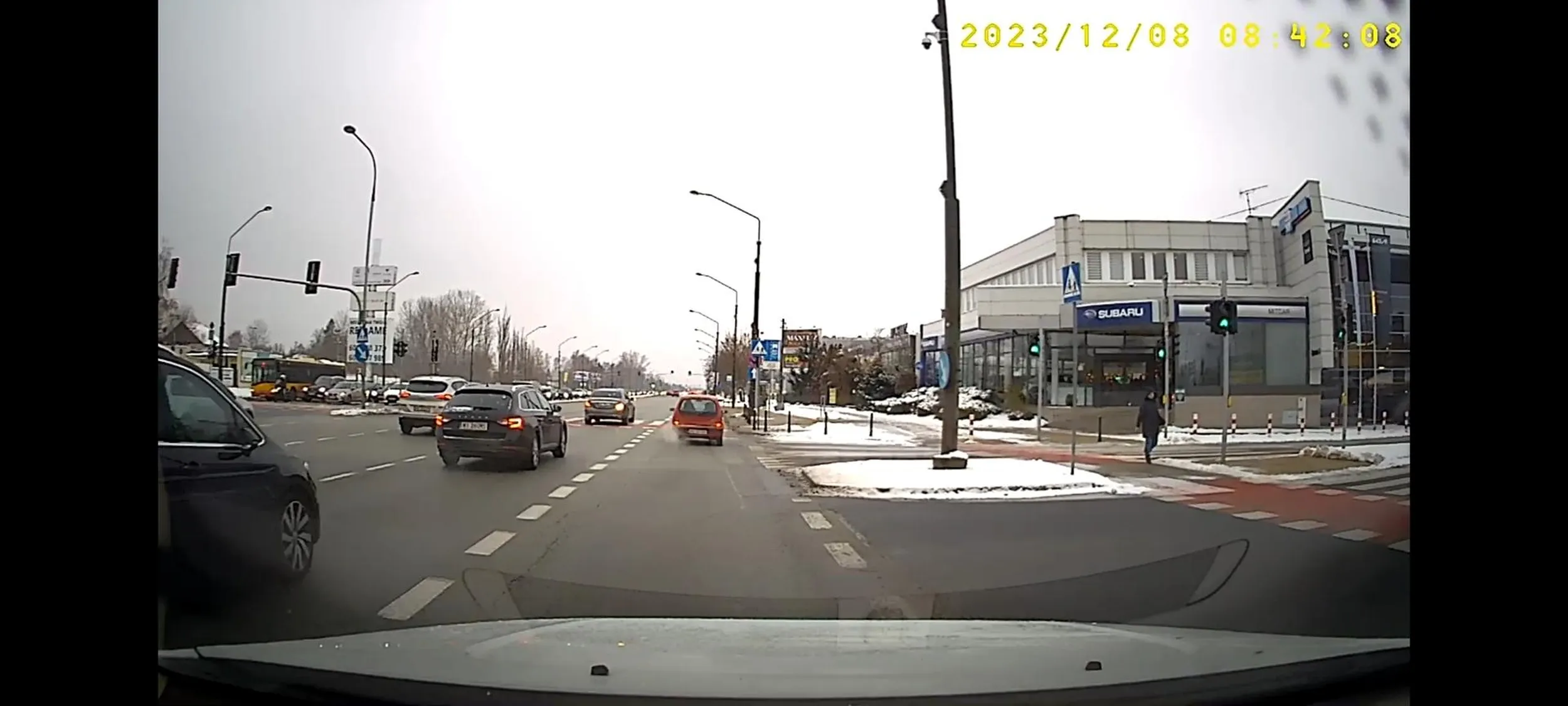 Kierująca nie dość, że pojechała na wprost z pasa do skrętu w prawo, kontynuując jazdę buspasem, to jeszcze pozdrawiała oburącz środkowym palcem kierowców, którym blokowała ruch.