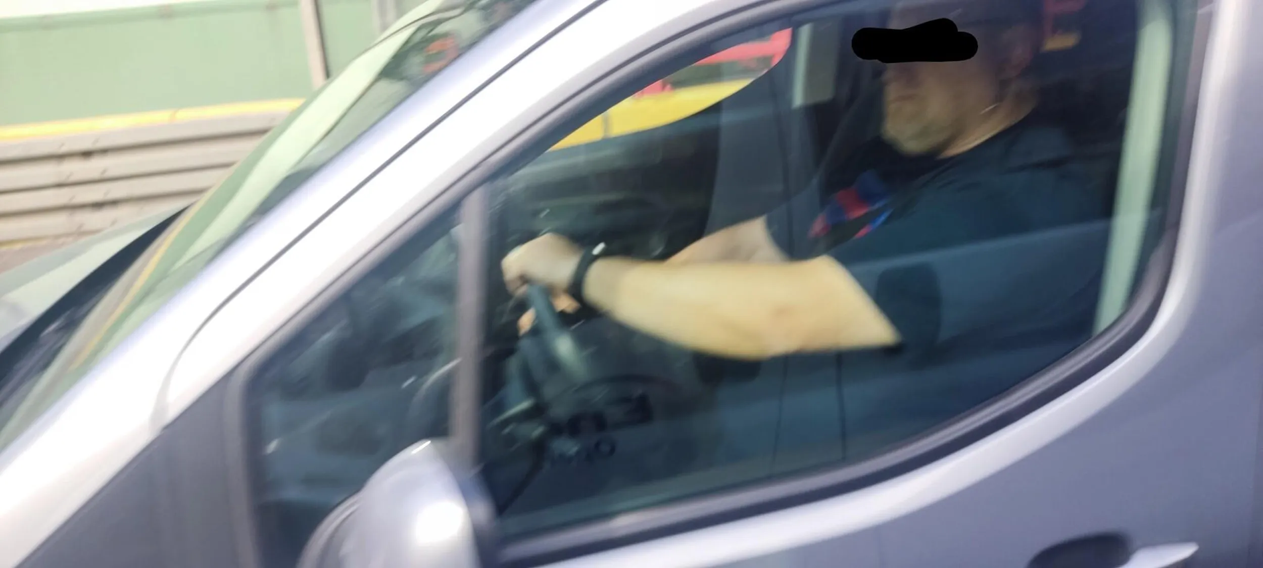 Korek na A6, lewy pas się kończy. W tym przypadku obowiązkowa jazda na suwak. Jegomość w sposób uparty uniemożliwia wjazd pojazdu z lewego pasa na prawy ,zlosliwie zajeżdżając drogę.