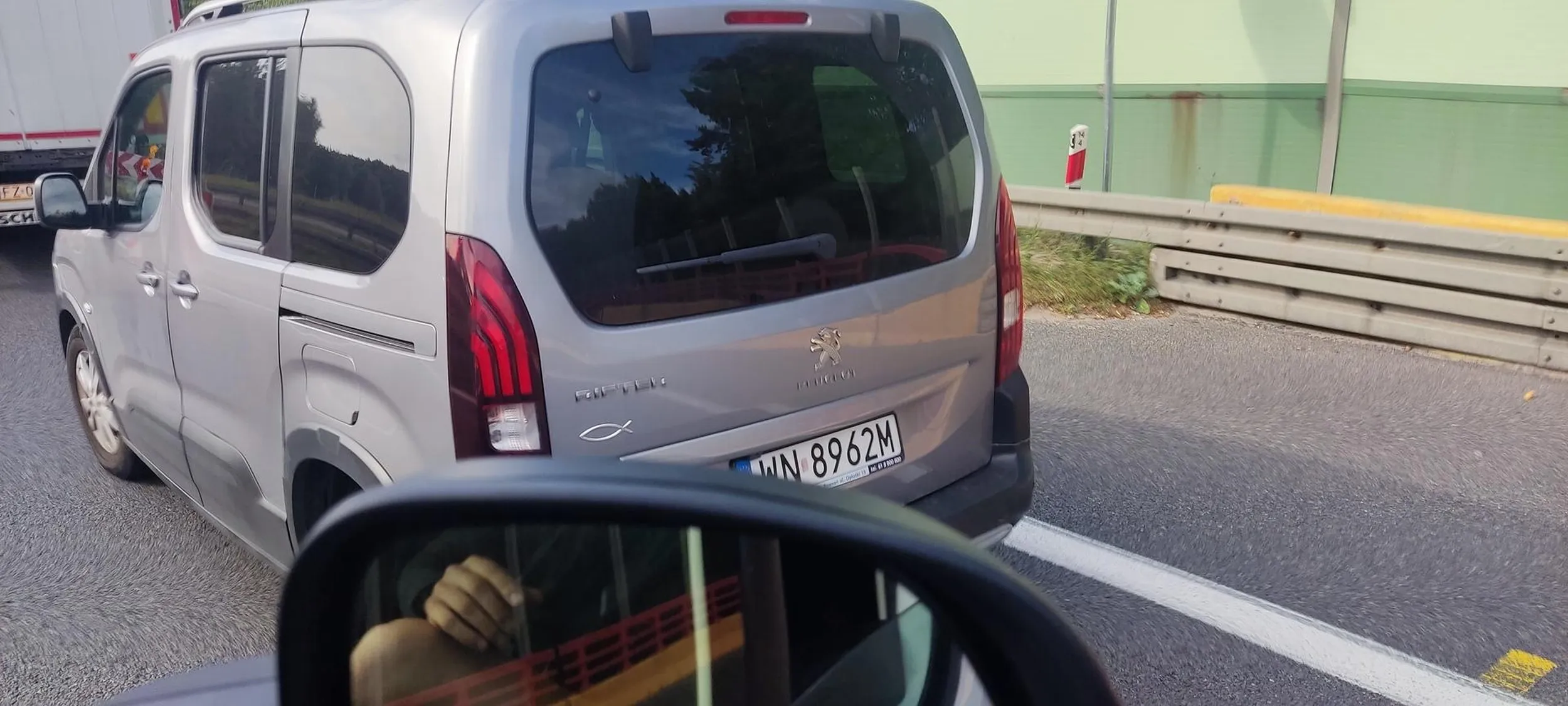 Korek na A6, lewy pas się kończy. W tym przypadku obowiązkowa jazda na suwak. Jegomość w sposób uparty uniemożliwia wjazd pojazdu z lewego pasa na prawy ,zlosliwie zajeżdżając drogę.