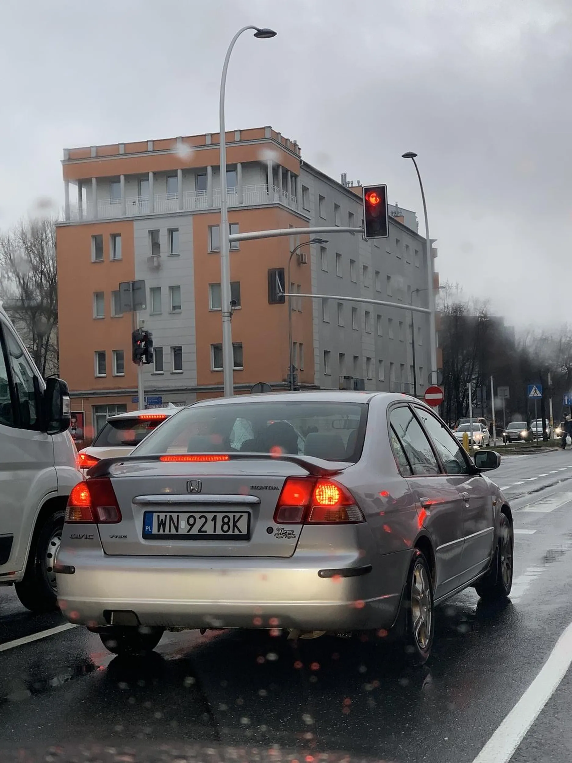 Kierowca zdenerwowany, że nie rusza się przed nim z procedury startu, naklejka Wieś Na Rejonach potwierdza przynależność do grupy, tak szybki, że światło pozycji nie nadąża.. słabe nerwy masz